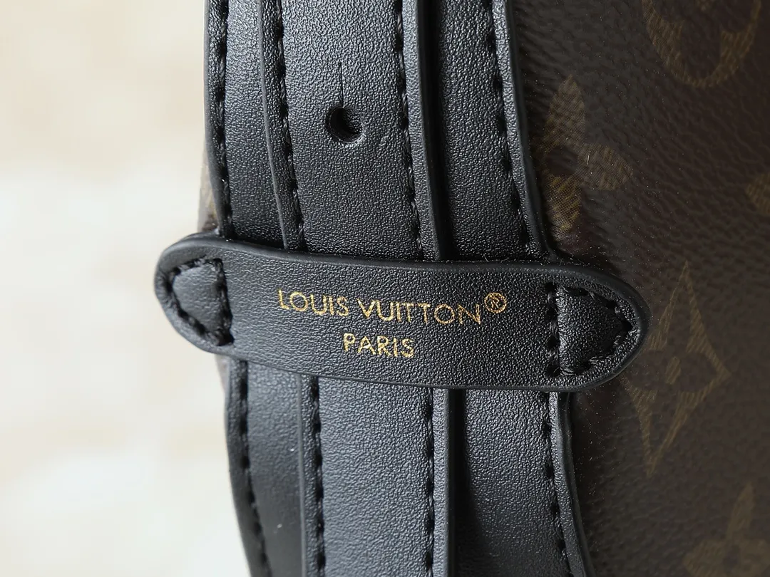 💰240💰Upgraded from the original M15056. This Cookie BB handbag is made of Monogram coated canvas, with contrasting leather trim to accentuate the half-moon shape. The lightweight design combines an adjustable handle and a detachable chain to allow for easy conversion between cross-body and shoulder wear. The two ends of the bag can be connected to create a trendy wrist bag look. Dimensions: 28.5 x 19.0 x 5.0 cm (length x height x width)