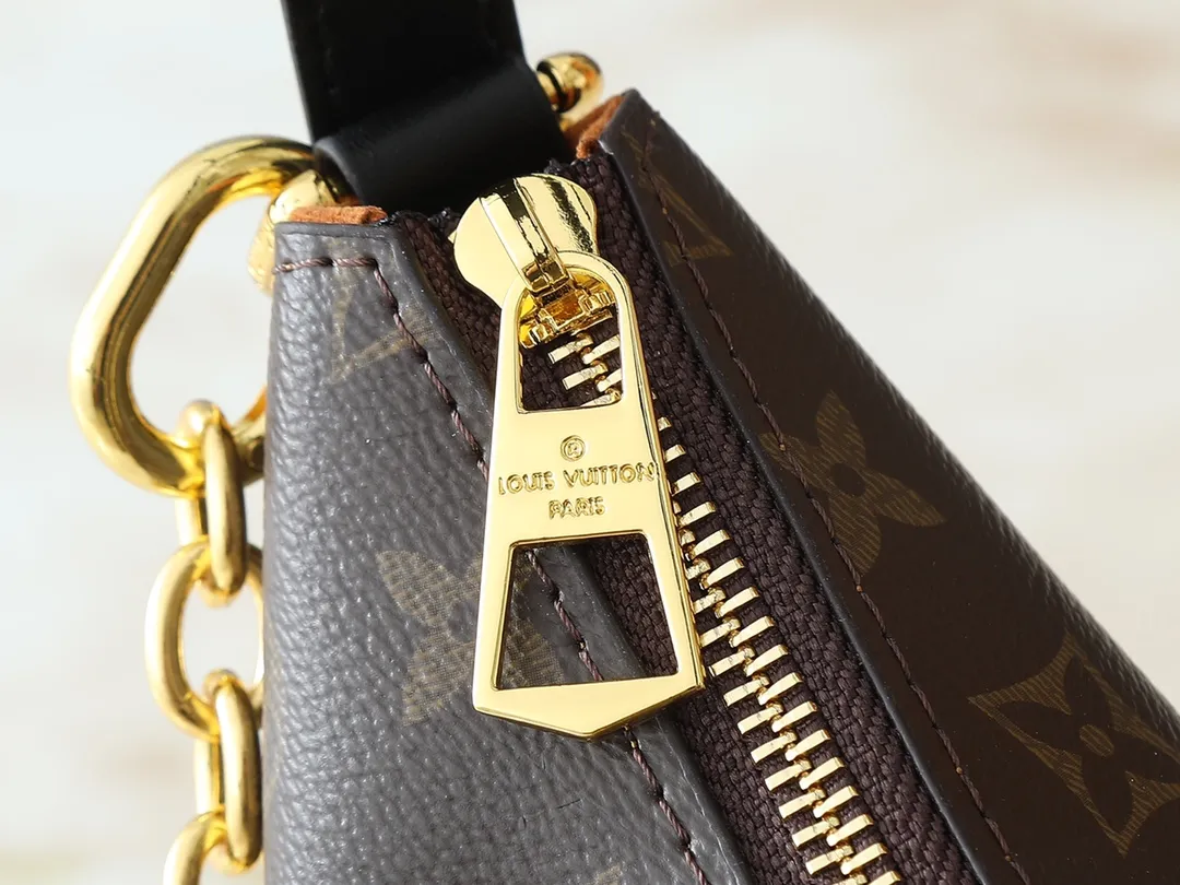 💰240💰Upgraded from the original M15056. This Cookie BB handbag is made of Monogram coated canvas, with contrasting leather trim to accentuate the half-moon shape. The lightweight design combines an adjustable handle and a detachable chain to allow for easy conversion between cross-body and shoulder wear. The two ends of the bag can be connected to create a trendy wrist bag look. Dimensions: 28.5 x 19.0 x 5.0 cm (length x height x width)