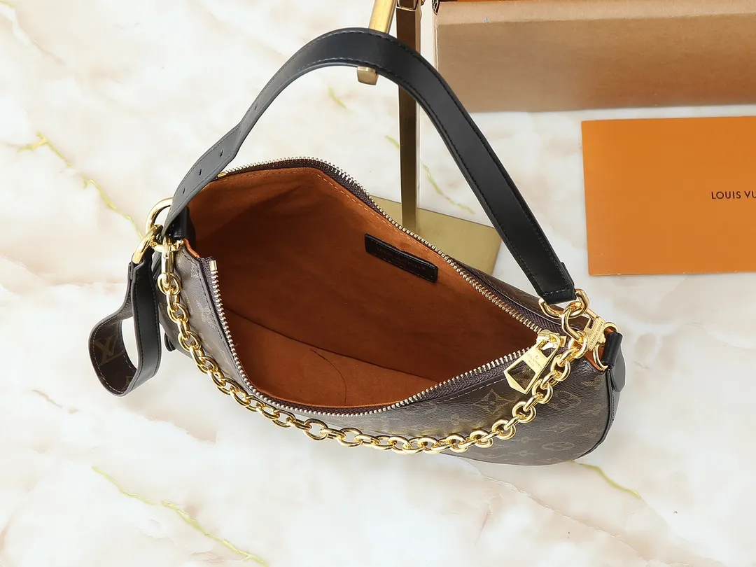 💰240💰Upgraded from the original M15056. This Cookie BB handbag is made of Monogram coated canvas, with contrasting leather trim to accentuate the half-moon shape. The lightweight design combines an adjustable handle and a detachable chain to allow for easy conversion between cross-body and shoulder wear. The two ends of the bag can be connected to create a trendy wrist bag look. Dimensions: 28.5 x 19.0 x 5.0 cm (length x height x width)