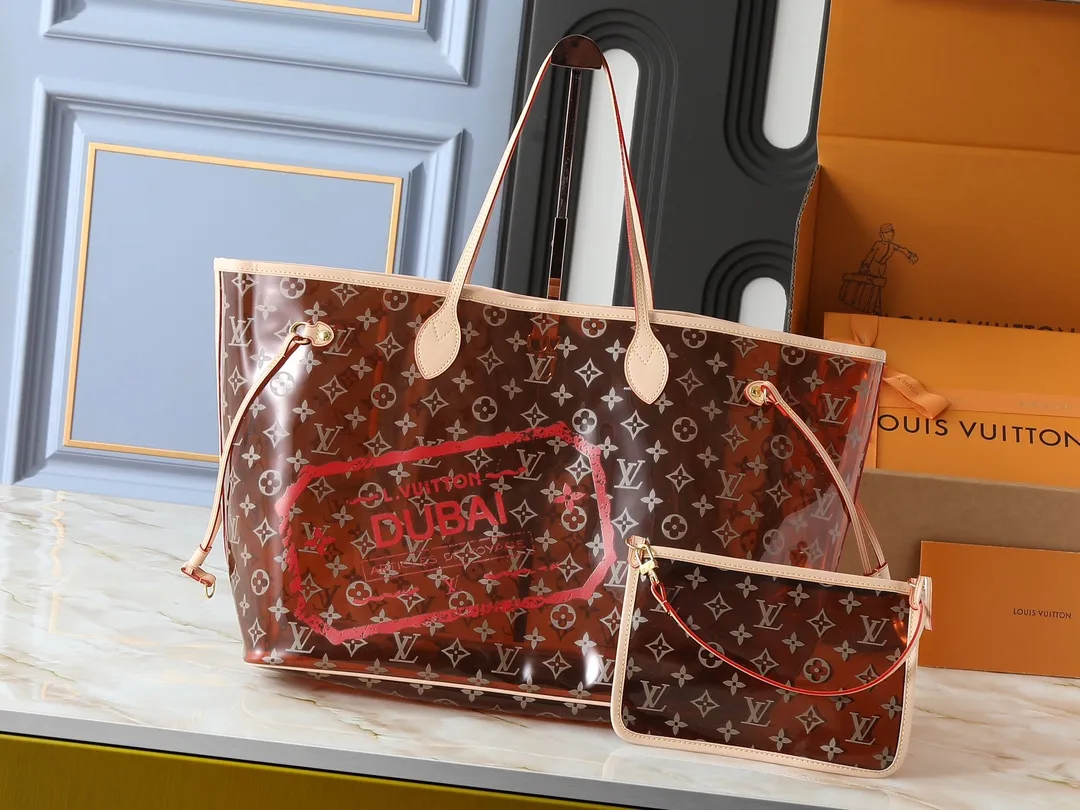 💰280💰Upgraded from the original M14491 M14490 M40990 This Neverfull large tote bag is made of soft Monogram canvas with cow leather trim, and is lined with colorful fabrics in a spacious configuration. The straps on both sides can be tightened or stretched to create a different style. The slim handle makes it easy to carry over the shoulder or elbow, and the removable zipper bag can be used as a clutch or pocket. Dimensions: 39 x 32 x 19 cm (length x height x width)