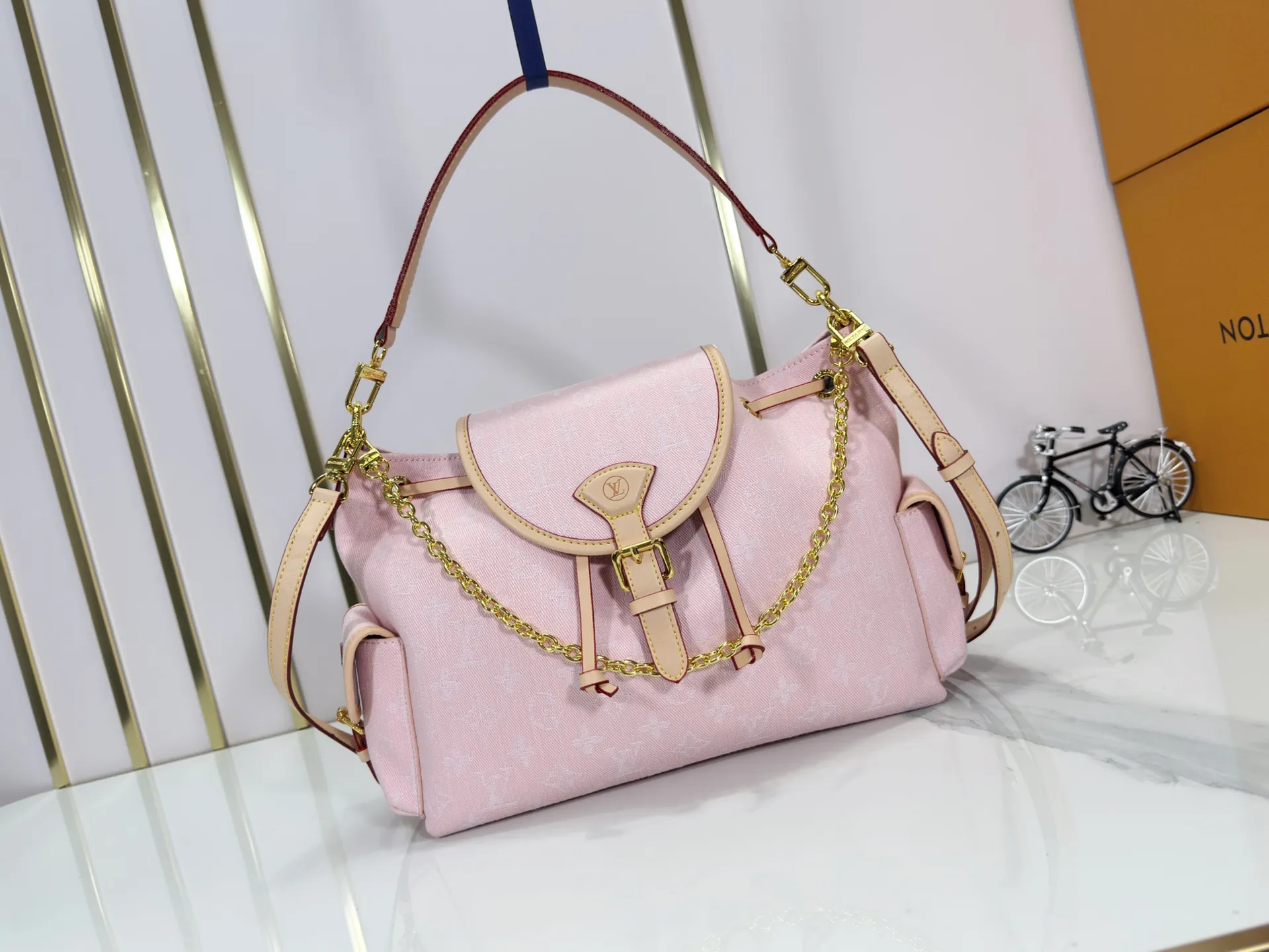 P300 M25085 M45501 upgraded original LV has been planted again! One shoulder ❥. Japanese second-hand vintagev presbyopic Takashi Murakami limited edition Vivian LV presbyopic limited edition! Super beautiful! Many Internet celebrities and trendy people are carrying this bag on one shoulder and across the body. It looks simple and looks very classy when paired with it! Really fascinated by the appearance. Size: 32*11*23cm