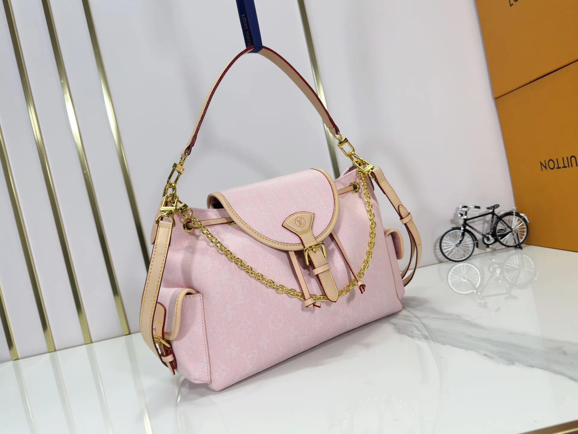 P300 M25085 M45501 upgraded original LV has been planted again! One shoulder ❥. Japanese second-hand vintagev presbyopic Takashi Murakami limited edition Vivian LV presbyopic limited edition! Super beautiful! Many Internet celebrities and trendy people are carrying this bag on one shoulder and across the body. It looks simple and looks very classy when paired with it! Really fascinated by the appearance. Size: 32*11*23cm