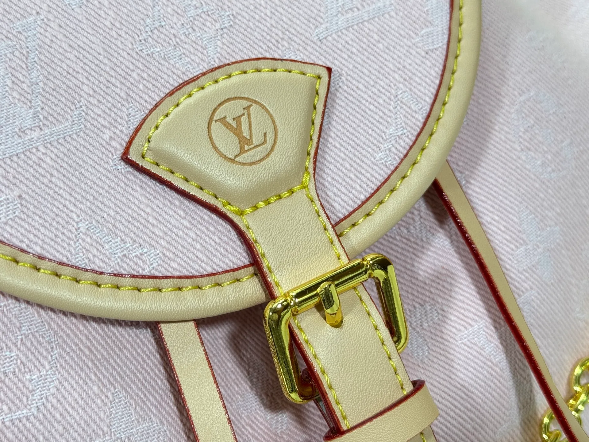 P300 M25085 M45501 upgraded original LV has been planted again! One shoulder ❥. Japanese second-hand vintagev presbyopic Takashi Murakami limited edition Vivian LV presbyopic limited edition! Super beautiful! Many Internet celebrities and trendy people are carrying this bag on one shoulder and across the body. It looks simple and looks very classy when paired with it! Really fascinated by the appearance. Size: 32*11*23cm