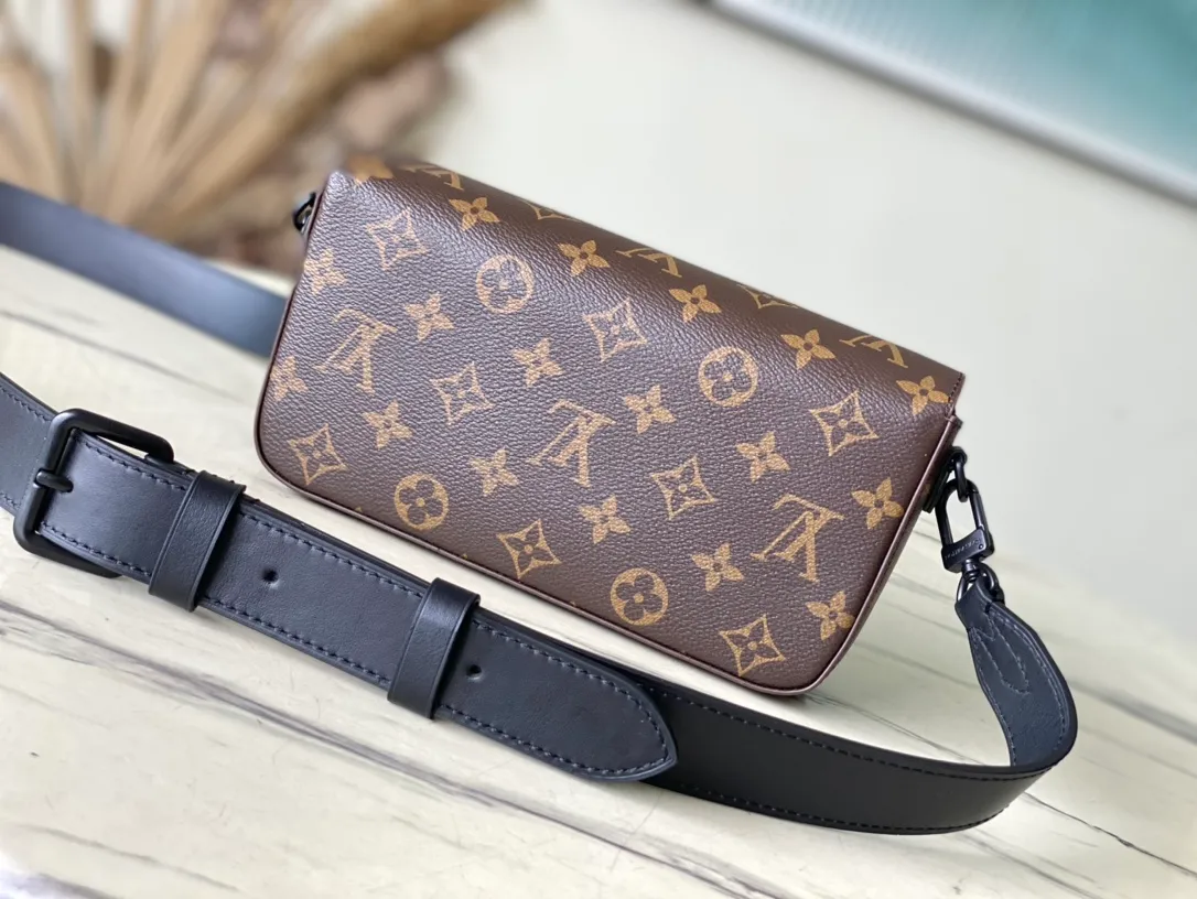 💰900 Top Original Order M83567 Presbyopia This style: The Montsouris mini handbag is inspired by the Montsouris handbag in 1994. It is made of Monogram Eclipse canvas and has a slender configuration. The iconic buckle on the front is equipped with a magnetic buckle. It has multiple interior pockets and compartments, and a detachable and adjustable shoulder strap for easy shoulder or cross-body wear. Dimensions: 22 × 12 × 6 cm