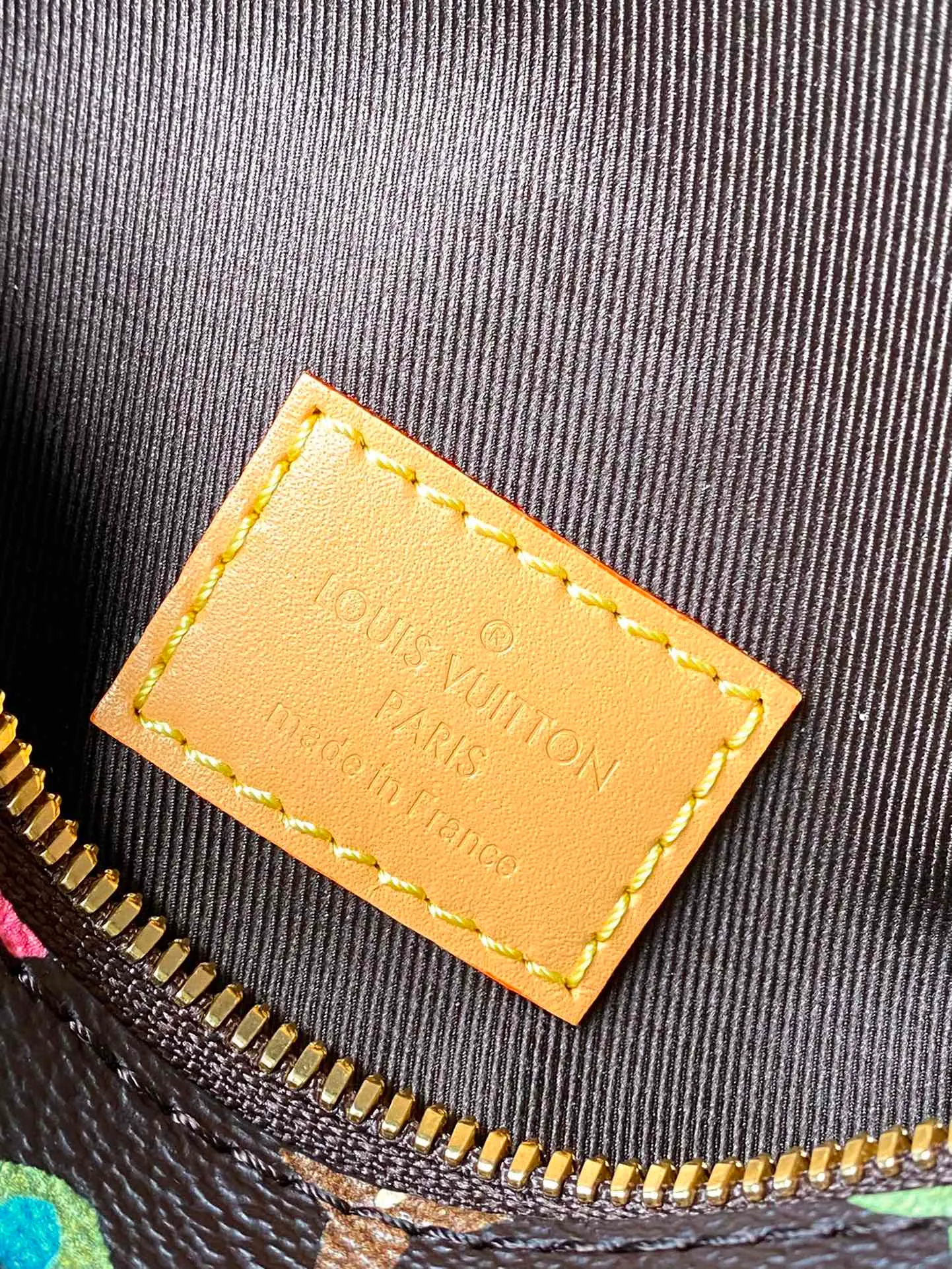 💰940 Top original order M24858 supports counter inspection. The photo taken of duty-free goods is consistent with the product and has not been unpacked. This product is an exclusive duty-free product in the market and is the highest-end product. Inspection is supported. This product has passed strict inspection and is flawless. Please wear gloves when touching the product. This product is not returnable or exchangeable. Please confirm the product first and then remove the label on the handle. This product is temporarily not open to the public, only regular customers, and is in short supply. Dimensions: 30 x 15 x 8 cm