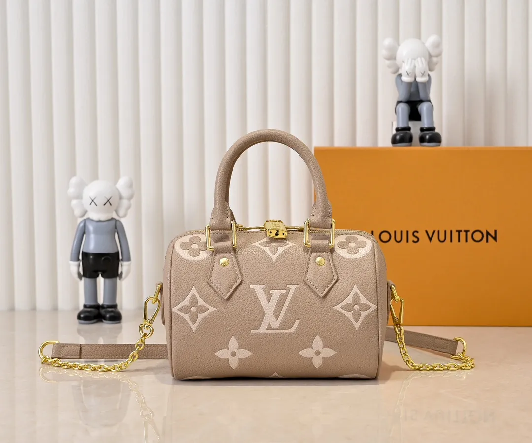 💰260💰Upgraded from the original M46397 M46575 M58953 black Speedy Bandoulière 20 handbag made of pearlescent Monogram Empreinte leather and decorated with an oversized Monogram pattern. The clean silhouette, Toron handles and engraved padlock remain true to the brand, while the detachable leather chain strap allows for shoulder or cross-body wear. Dimensions: 20.5 x 13.5 x 12 cm