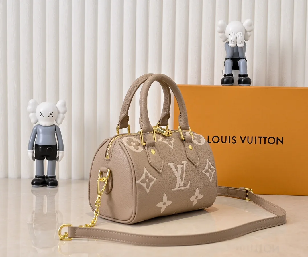 💰260💰Upgraded from the original M46397 M46575 M58953 black Speedy Bandoulière 20 handbag made of pearlescent Monogram Empreinte leather and decorated with an oversized Monogram pattern. The clean silhouette, Toron handles and engraved padlock remain true to the brand, while the detachable leather chain strap allows for shoulder or cross-body wear. Dimensions: 20.5 x 13.5 x 12 cm