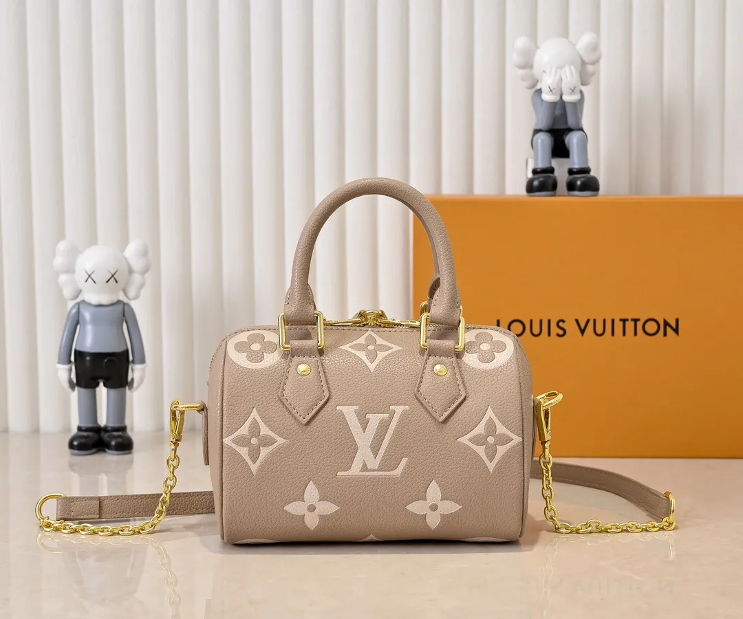 💰260💰Upgraded from the original M46397 M46575 M58953 black Speedy Bandoulière 20 handbag made of pearlescent Monogram Empreinte leather and decorated with an oversized Monogram pattern. The clean silhouette, Toron handles and engraved padlock remain true to the brand, while the detachable leather chain strap allows for shoulder or cross-body wear. Dimensions: 20.5 x 13.5 x 12 cm