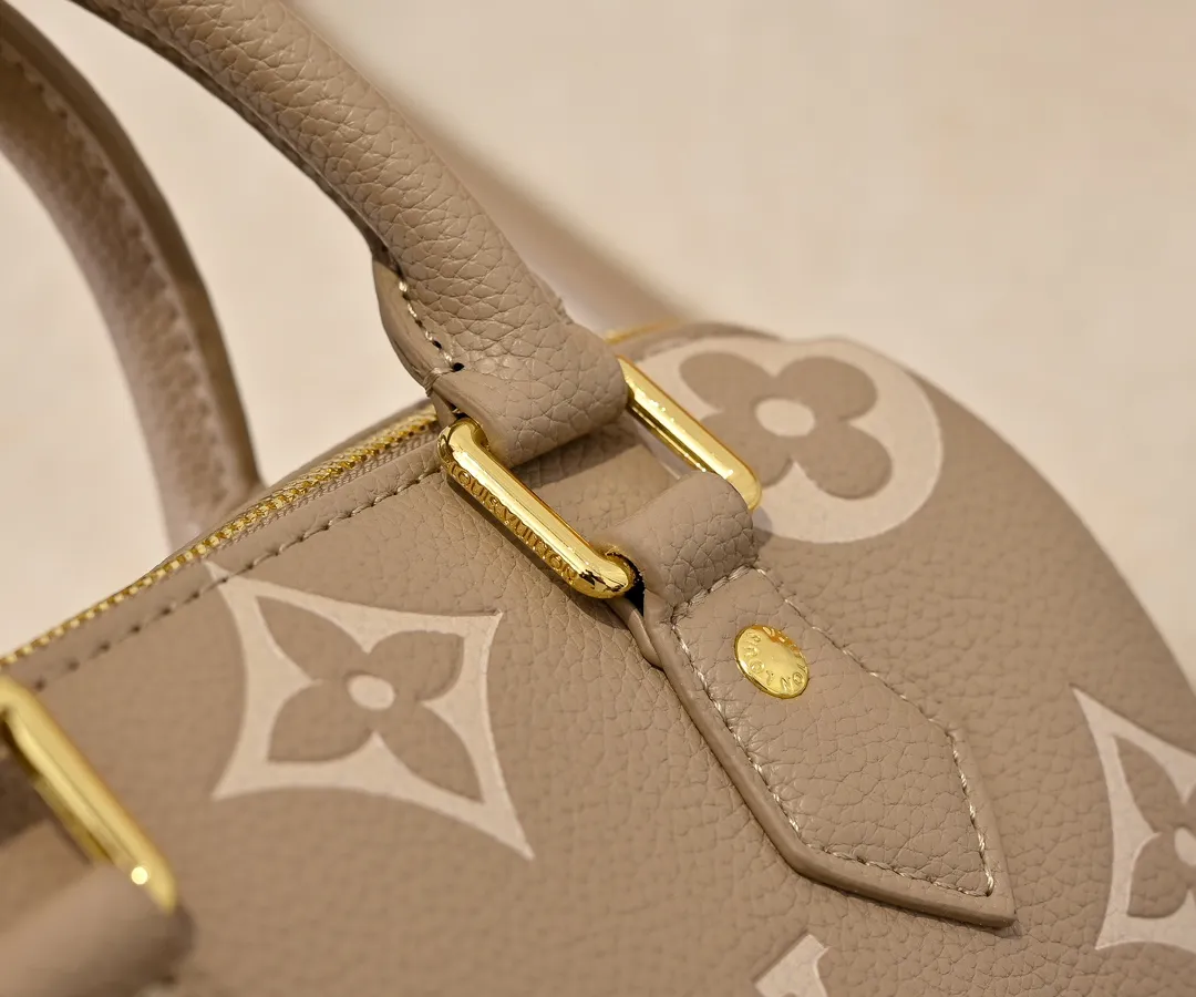 💰260💰Upgraded from the original M46397 M46575 M58953 black Speedy Bandoulière 20 handbag made of pearlescent Monogram Empreinte leather and decorated with an oversized Monogram pattern. The clean silhouette, Toron handles and engraved padlock remain true to the brand, while the detachable leather chain strap allows for shoulder or cross-body wear. Dimensions: 20.5 x 13.5 x 12 cm