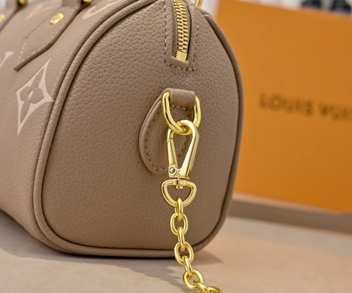 💰260💰Upgraded from the original M46397 M46575 M58953 black Speedy Bandoulière 20 handbag made of pearlescent Monogram Empreinte leather and decorated with an oversized Monogram pattern. The clean silhouette, Toron handles and engraved padlock remain true to the brand, while the detachable leather chain strap allows for shoulder or cross-body wear. Dimensions: 20.5 x 13.5 x 12 cm