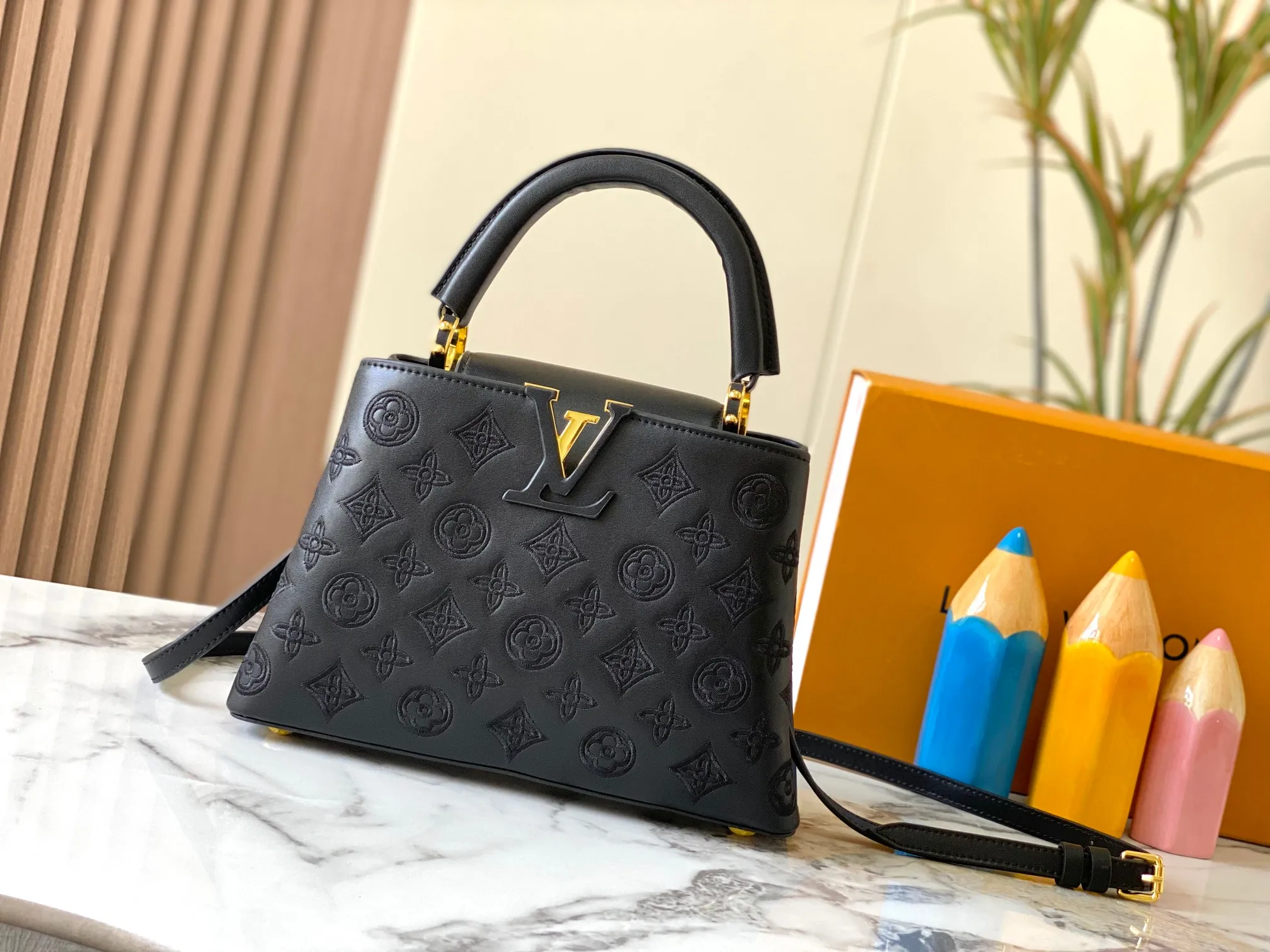 Upgraded version P460 M20742 Bourdon stitch embroidered gold buckle This Capucines BB handbag comes from the LV Broderie Anglaise capsule series designed by Nicolas Ghesquière, which transfers the embroidery technology in the ready-to-wear series to this. For the first time, the Monogram pattern appears on cow leather through cutting, and is embellished with Bourdon stitching, which is exquisitely crafted with craftsmanship.  Detailed features 27 x 18x9 cm (length x height x width)