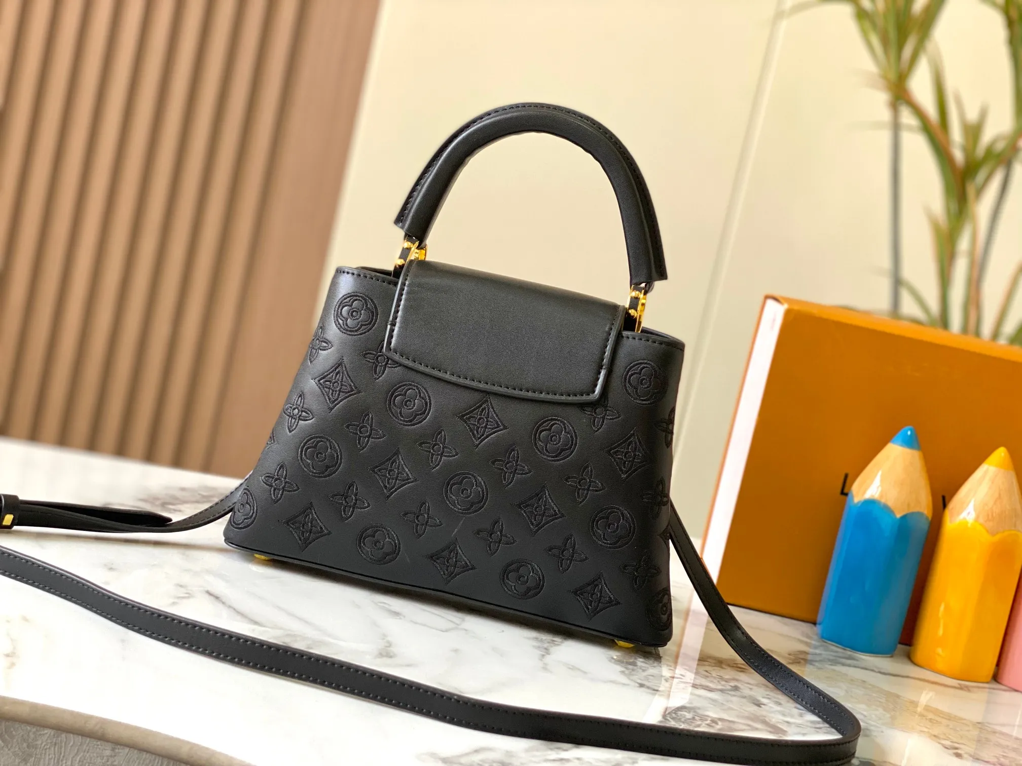 Upgraded version P460 M20742 Bourdon stitch embroidered gold buckle This Capucines BB handbag comes from the LV Broderie Anglaise capsule series designed by Nicolas Ghesquière, which transfers the embroidery technology in the ready-to-wear series to this. For the first time, the Monogram pattern appears on cow leather through cutting, and is embellished with Bourdon stitching, which is exquisitely crafted with craftsmanship.  Detailed features 27 x 18x9 cm (length x height x width)