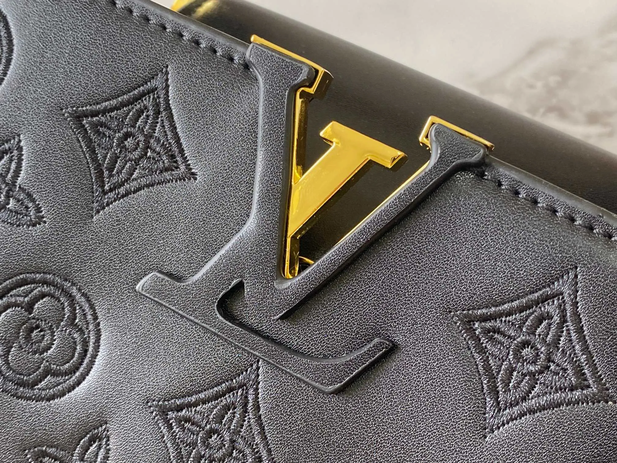 Upgraded version P460 M20742 Bourdon stitch embroidered gold buckle This Capucines BB handbag comes from the LV Broderie Anglaise capsule series designed by Nicolas Ghesquière, which transfers the embroidery technology in the ready-to-wear series to this. For the first time, the Monogram pattern appears on cow leather through cutting, and is embellished with Bourdon stitching, which is exquisitely crafted with craftsmanship.  Detailed features 27 x 18x9 cm (length x height x width)