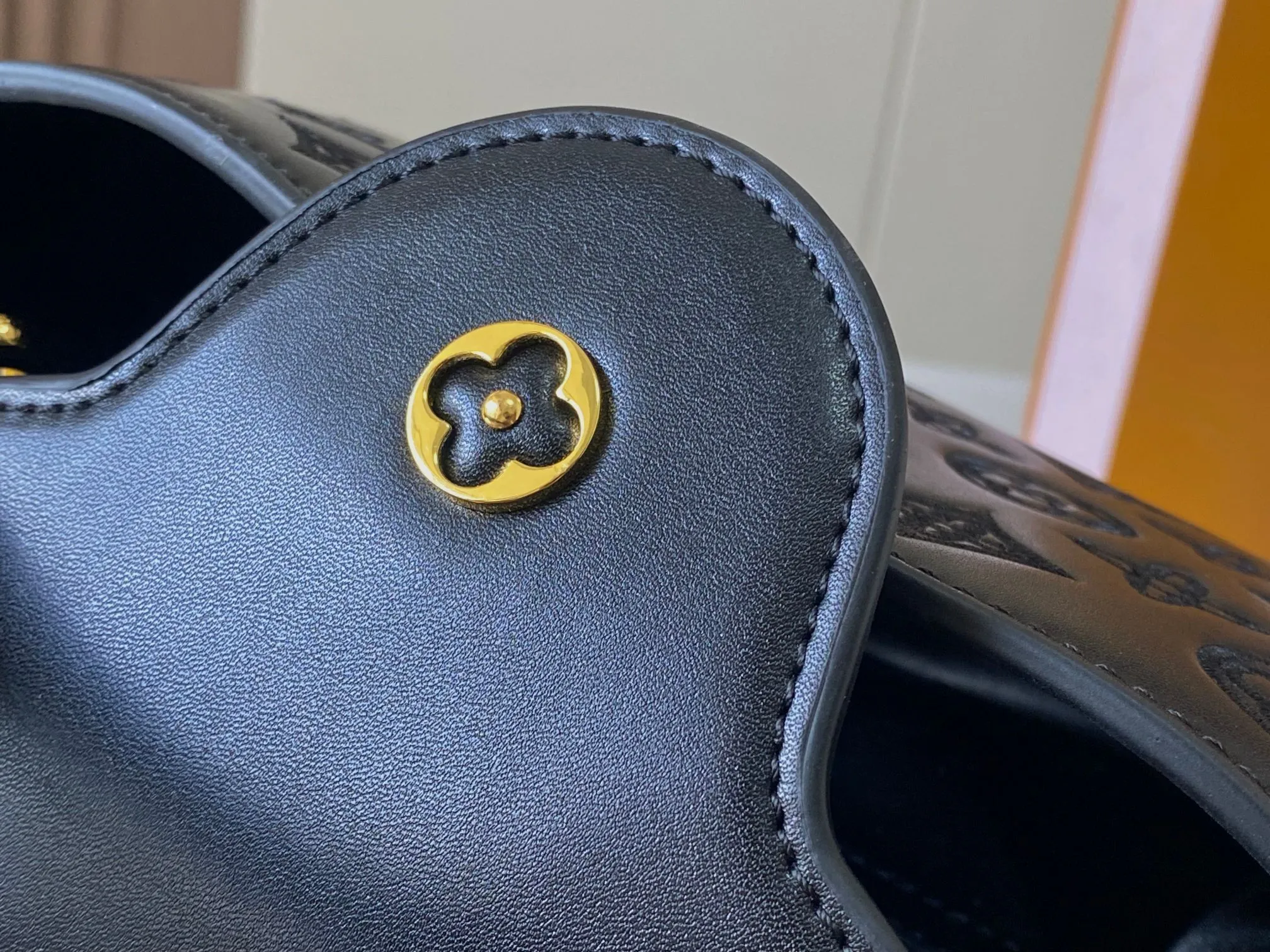 Upgraded version P460 M20742 Bourdon stitch embroidered gold buckle This Capucines BB handbag comes from the LV Broderie Anglaise capsule series designed by Nicolas Ghesquière, which transfers the embroidery technology in the ready-to-wear series to this. For the first time, the Monogram pattern appears on cow leather through cutting, and is embellished with Bourdon stitching, which is exquisitely crafted with craftsmanship.  Detailed features 27 x 18x9 cm (length x height x width)