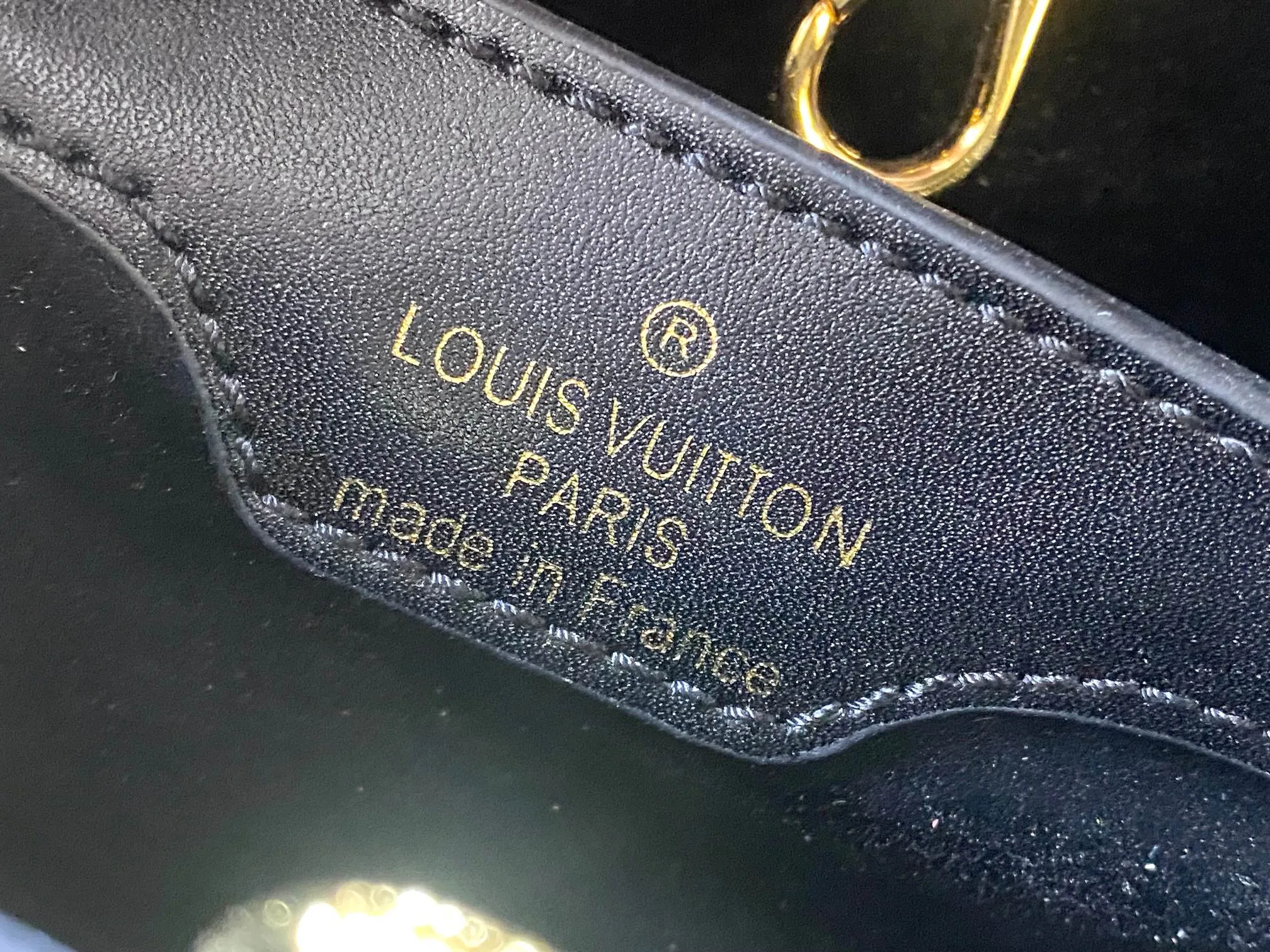 Upgraded version P460 M20742 Bourdon stitch embroidered gold buckle This Capucines BB handbag comes from the LV Broderie Anglaise capsule series designed by Nicolas Ghesquière, which transfers the embroidery technology in the ready-to-wear series to this. For the first time, the Monogram pattern appears on cow leather through cutting, and is embellished with Bourdon stitching, which is exquisitely crafted with craftsmanship.  Detailed features 27 x 18x9 cm (length x height x width)