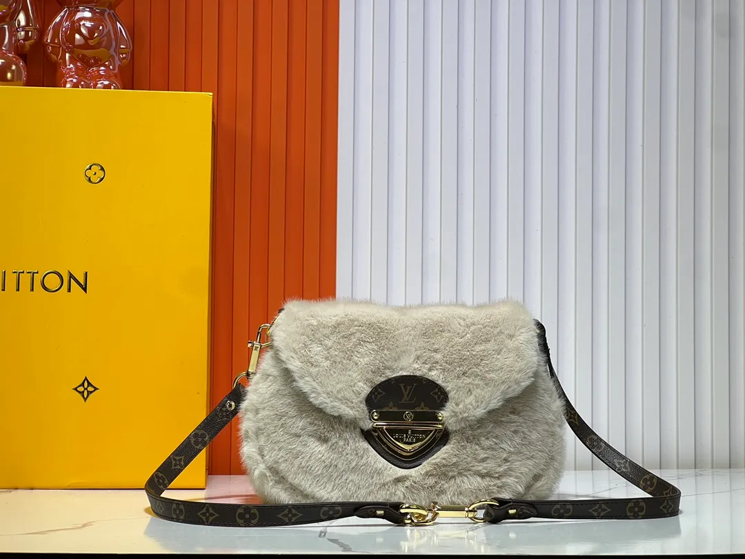 Batch 340💰Upgraded from the original M12097 M12192 M46829 This Sunset handbag is made of soft shearling and expresses the theme of the LV Ski Cozygram series with its unique design. Yingze metal hardware and Monogram details anchor the classic style, instantly upgrading your winter look. The ample structure makes it easy to store all your day and night needs, making it a perfect choice for leisure time after snow. Dimensions: 27.0 x 18.0 x 3.0 cm (length x height x width)