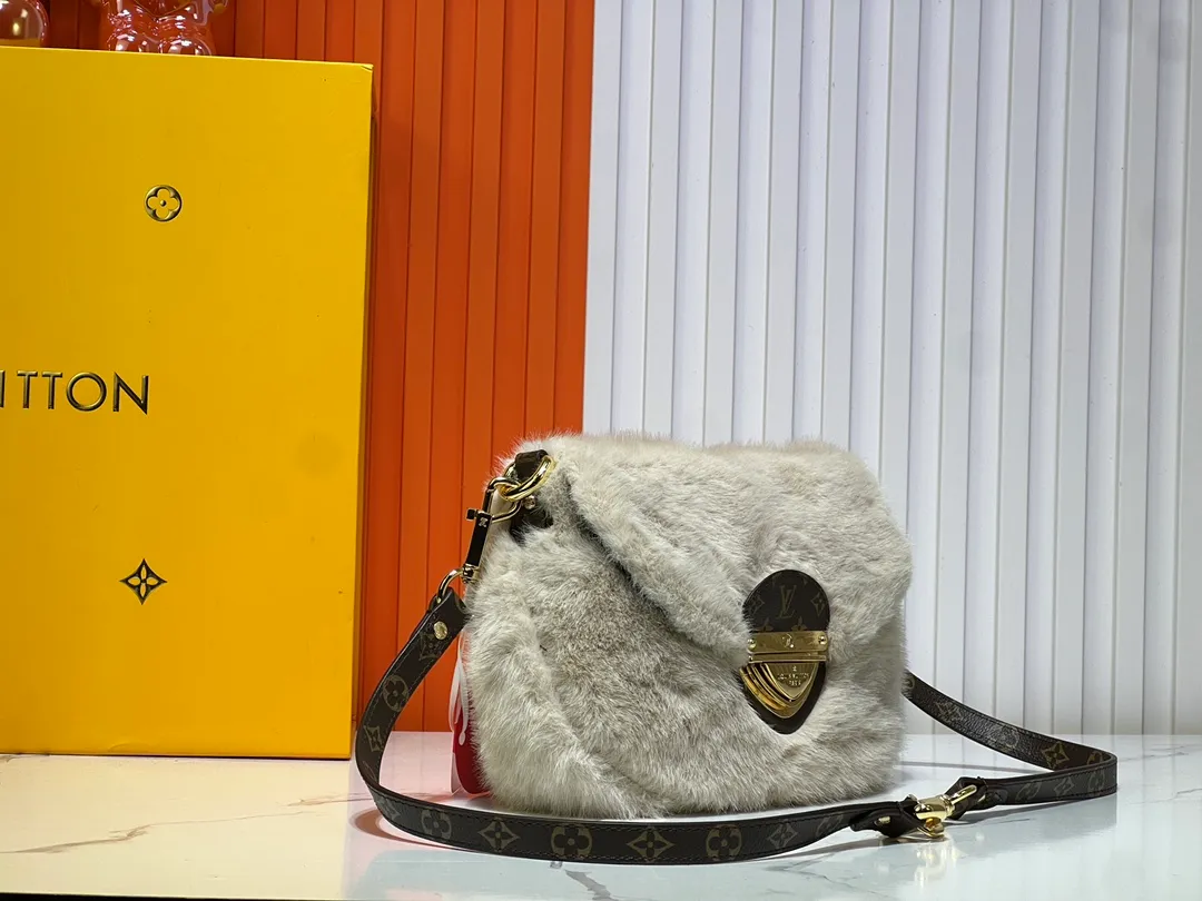 Batch 340💰Upgraded from the original M12097 M12192 M46829 This Sunset handbag is made of soft shearling and expresses the theme of the LV Ski Cozygram series with its unique design. Yingze metal hardware and Monogram details anchor the classic style, instantly upgrading your winter look. The ample structure makes it easy to store all your day and night needs, making it a perfect choice for leisure time after snow. Dimensions: 27.0 x 18.0 x 3.0 cm (length x height x width)