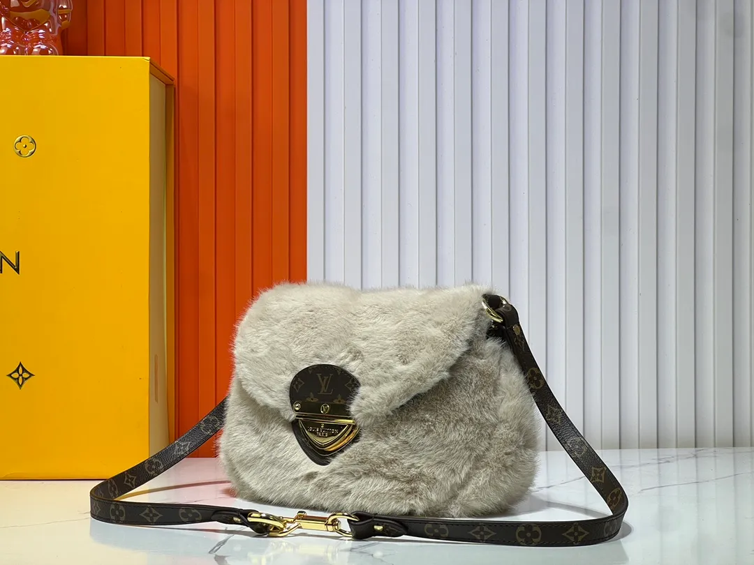 Batch 340💰Upgraded from the original M12097 M12192 M46829 This Sunset handbag is made of soft shearling and expresses the theme of the LV Ski Cozygram series with its unique design. Yingze metal hardware and Monogram details anchor the classic style, instantly upgrading your winter look. The ample structure makes it easy to store all your day and night needs, making it a perfect choice for leisure time after snow. Dimensions: 27.0 x 18.0 x 3.0 cm (length x height x width)