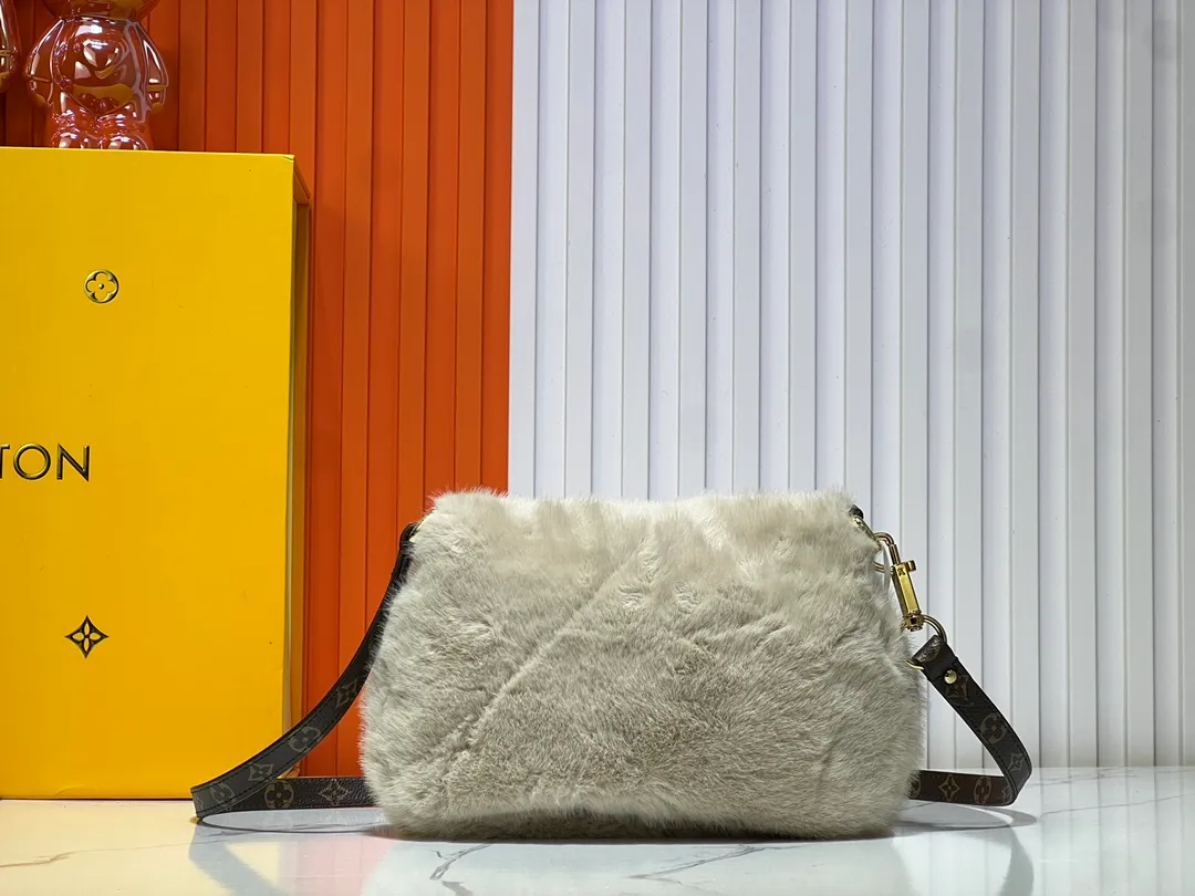 Batch 340💰Upgraded from the original M12097 M12192 M46829 This Sunset handbag is made of soft shearling and expresses the theme of the LV Ski Cozygram series with its unique design. Yingze metal hardware and Monogram details anchor the classic style, instantly upgrading your winter look. The ample structure makes it easy to store all your day and night needs, making it a perfect choice for leisure time after snow. Dimensions: 27.0 x 18.0 x 3.0 cm (length x height x width)