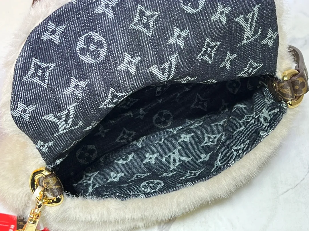 Batch 340💰Upgraded from the original M12097 M12192 M46829 This Sunset handbag is made of soft shearling and expresses the theme of the LV Ski Cozygram series with its unique design. Yingze metal hardware and Monogram details anchor the classic style, instantly upgrading your winter look. The ample structure makes it easy to store all your day and night needs, making it a perfect choice for leisure time after snow. Dimensions: 27.0 x 18.0 x 3.0 cm (length x height x width)