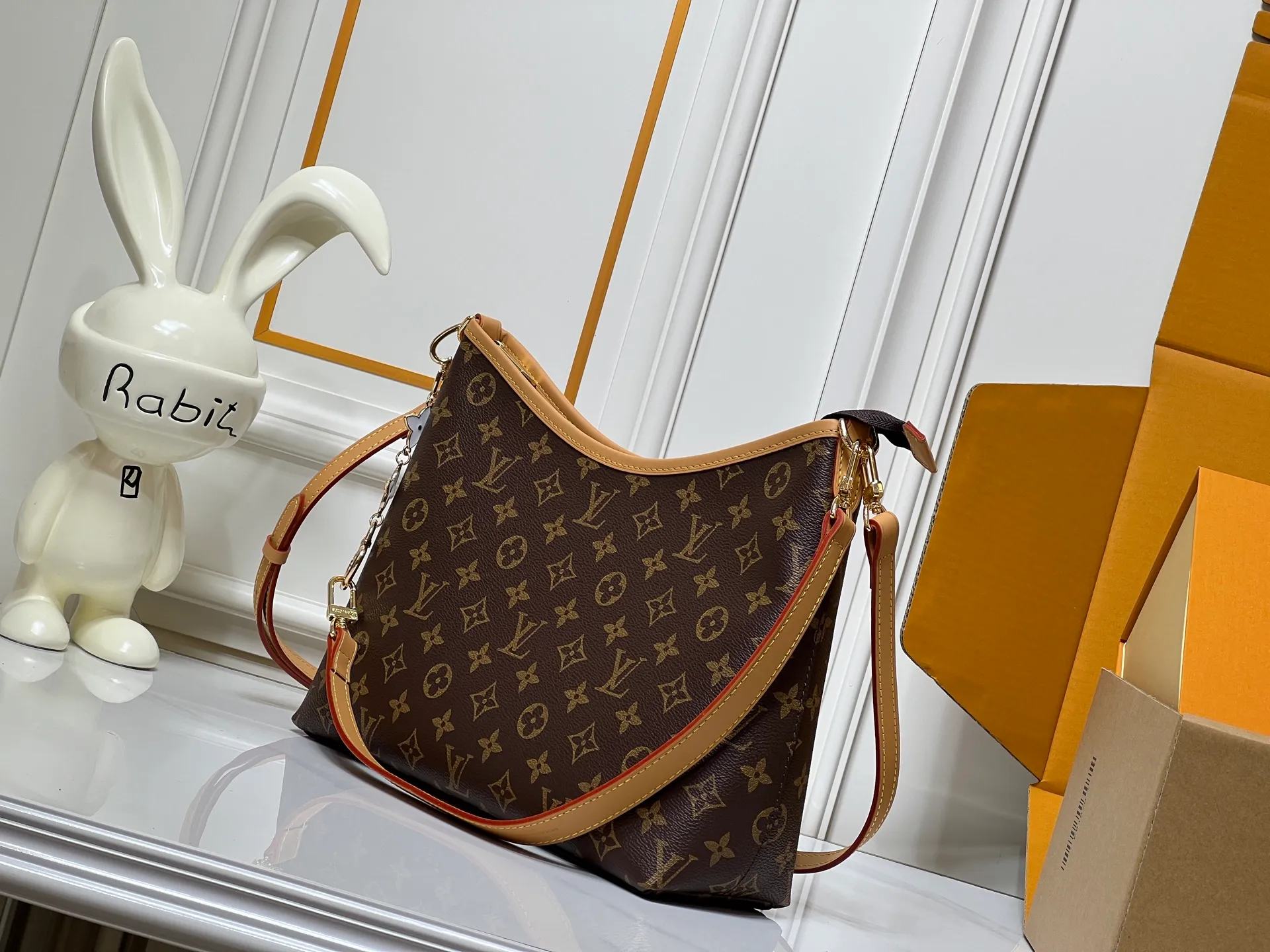 Batch 300💰Upgraded from the original M13689 large size. This Speedy Bandoulière handbag condenses the brand's traditional Speedy crossbody bag, which is Monogram presbyopia with fabric lining and cow leather trim. The detachable and adjustable leather shoulder strap displays the Louis Vuit signature, and the rolled leather handle adds a carrying option. Dimensions: 36x25x10cm (length x height x width)