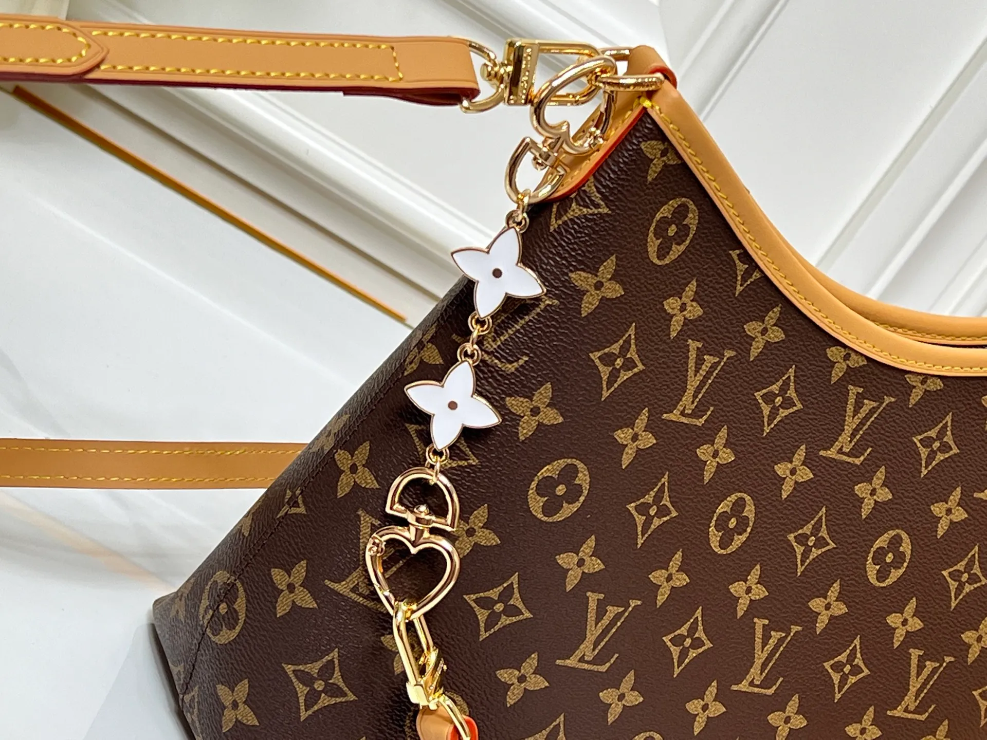 Batch 300💰Upgraded from the original M13689 large size. This Speedy Bandoulière handbag condenses the brand's traditional Speedy crossbody bag, which is Monogram presbyopia with fabric lining and cow leather trim. The detachable and adjustable leather shoulder strap displays the Louis Vuit signature, and the rolled leather handle adds a carrying option. Dimensions: 36x25x10cm (length x height x width)