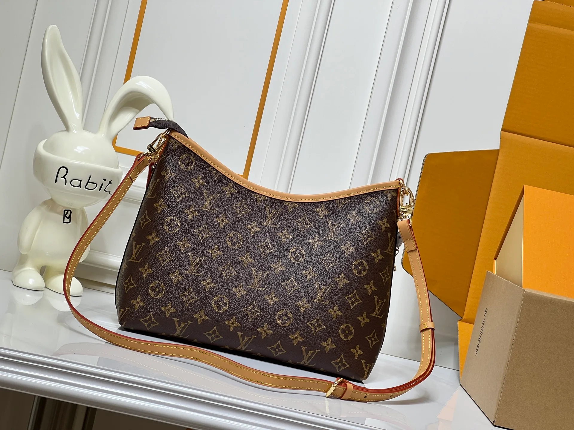 Batch 300💰Upgraded from the original M13689 large size. This Speedy Bandoulière handbag condenses the brand's traditional Speedy crossbody bag, which is Monogram presbyopia with fabric lining and cow leather trim. The detachable and adjustable leather shoulder strap displays the Louis Vuit signature, and the rolled leather handle adds a carrying option. Dimensions: 36x25x10cm (length x height x width)