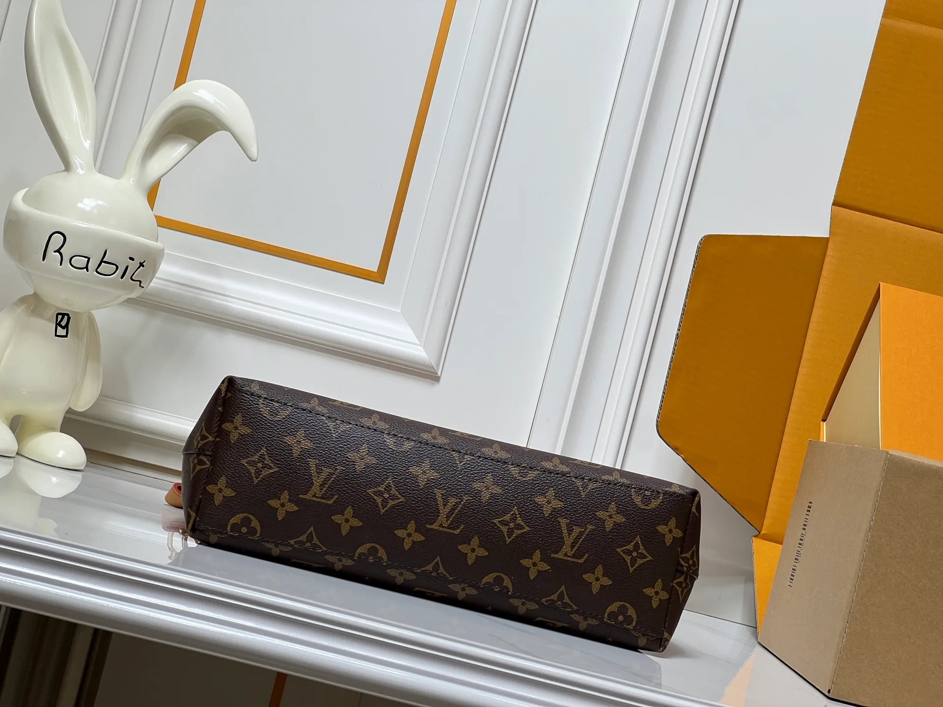 Batch 300💰Upgraded from the original M13689 large size. This Speedy Bandoulière handbag condenses the brand's traditional Speedy crossbody bag, which is Monogram presbyopia with fabric lining and cow leather trim. The detachable and adjustable leather shoulder strap displays the Louis Vuit signature, and the rolled leather handle adds a carrying option. Dimensions: 36x25x10cm (length x height x width)