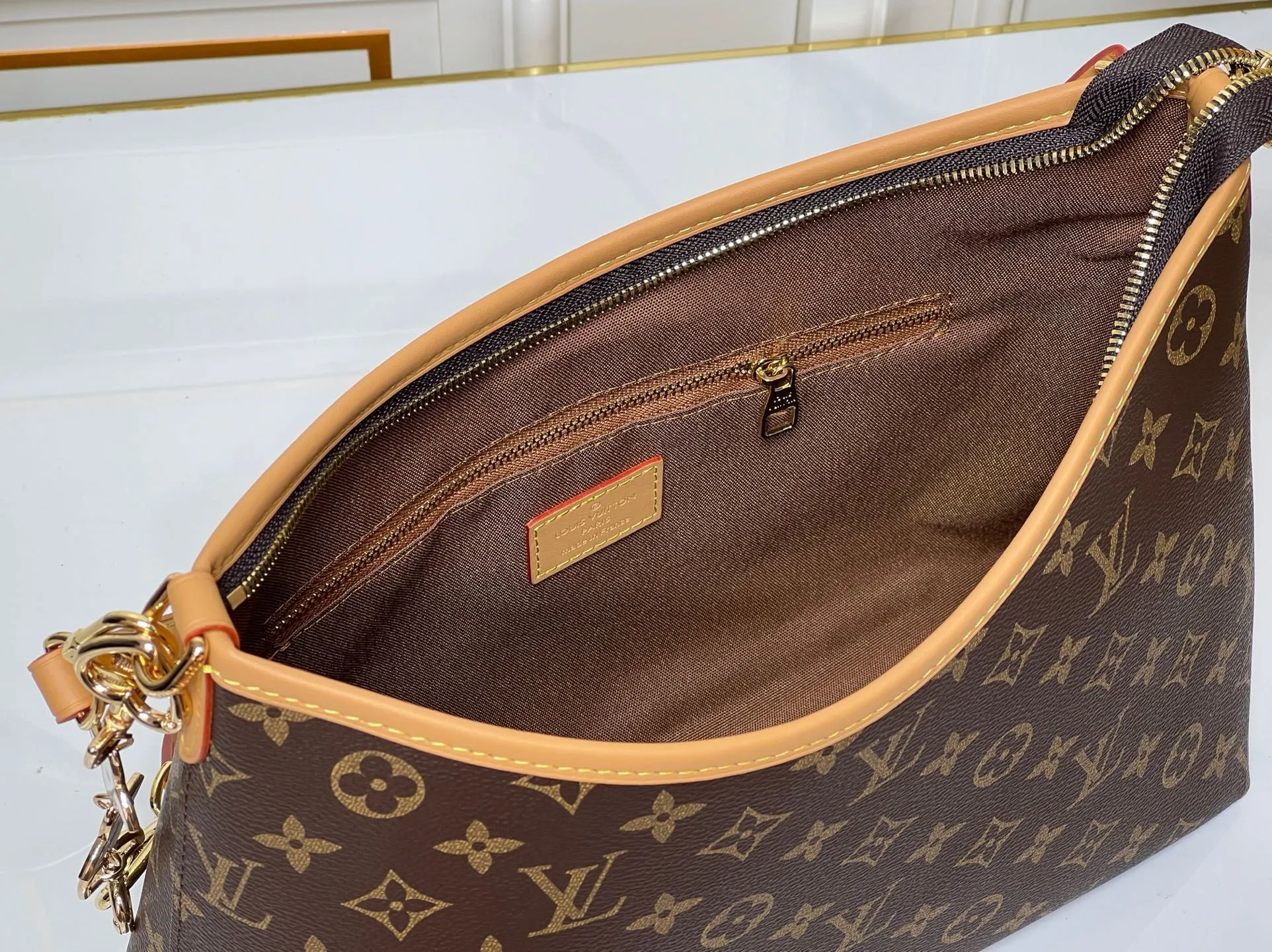Batch 300💰Upgraded from the original M13689 large size. This Speedy Bandoulière handbag condenses the brand's traditional Speedy crossbody bag, which is Monogram presbyopia with fabric lining and cow leather trim. The detachable and adjustable leather shoulder strap displays the Louis Vuit signature, and the rolled leather handle adds a carrying option. Dimensions: 36x25x10cm (length x height x width)