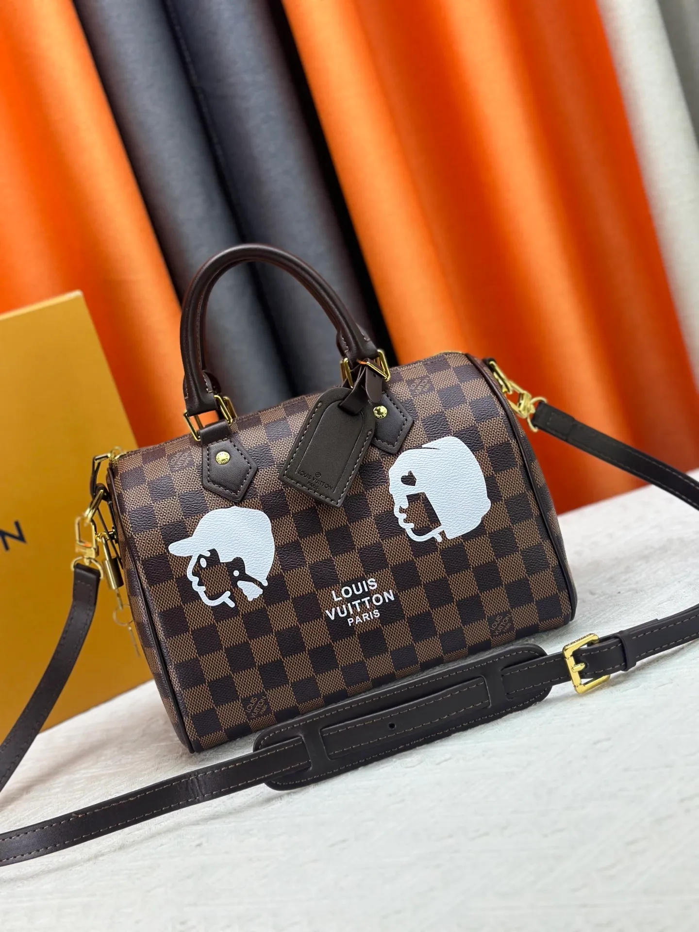 P300 upgrades the original M40772 M15278 M24441 M24424. This Speedy Bandoulière 25 Monogram Leather handbag is made of soft cow leather and uses the Monogram pattern to reproduce the elegant look and feel of the canvas print. Dazzling metal hardware, sheepskin lining and nameplate all reflect Creative Director Pharrell Williams' relentless attention to detail. 25 x 15 x 15 cm (length x height x width)
