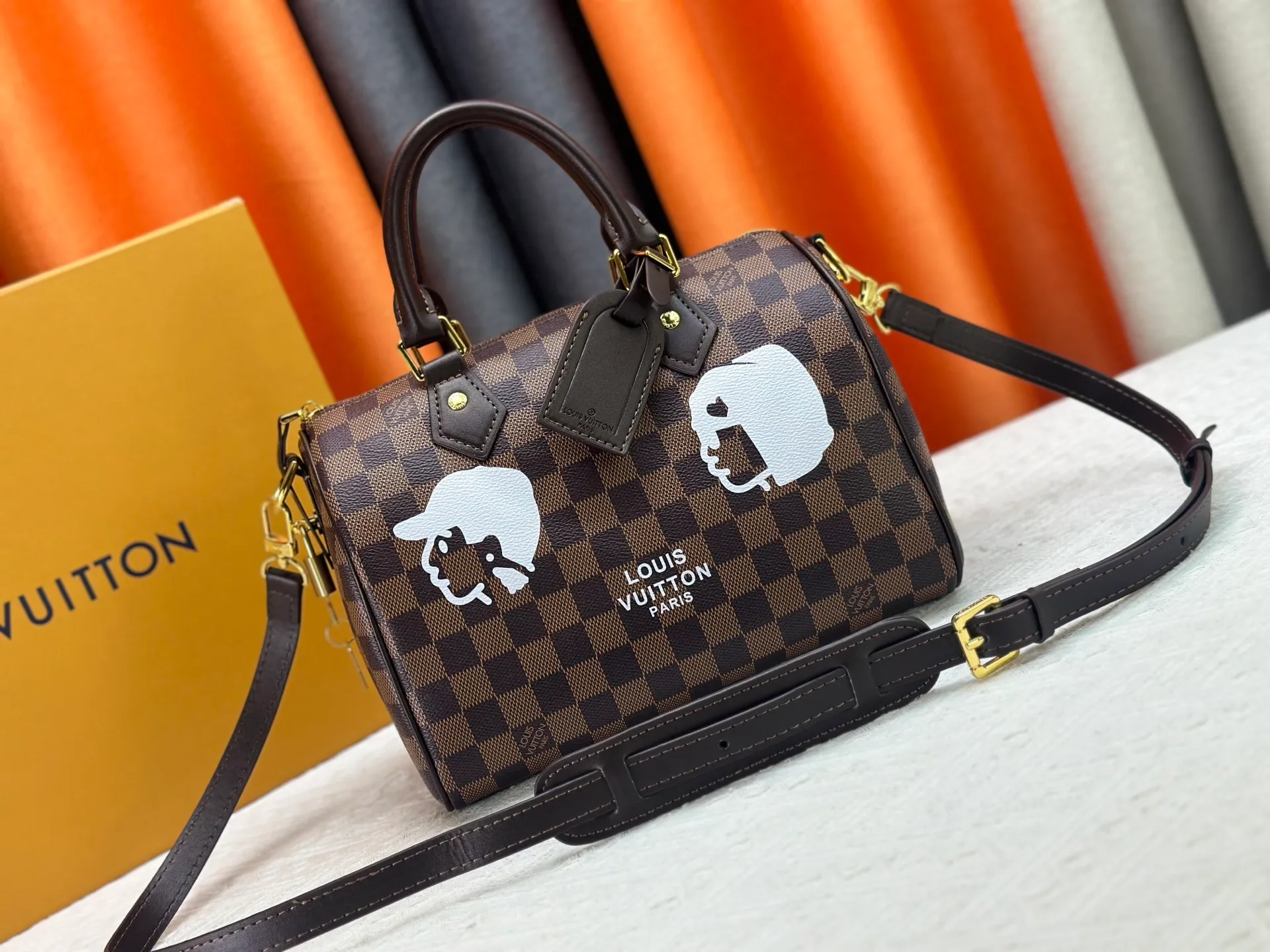 P300 upgrades the original M40772 M15278 M24441 M24424. This Speedy Bandoulière 25 Monogram Leather handbag is made of soft cow leather and uses the Monogram pattern to reproduce the elegant look and feel of the canvas print. Dazzling metal hardware, sheepskin lining and nameplate all reflect Creative Director Pharrell Williams' relentless attention to detail. 25 x 15 x 15 cm (length x height x width)