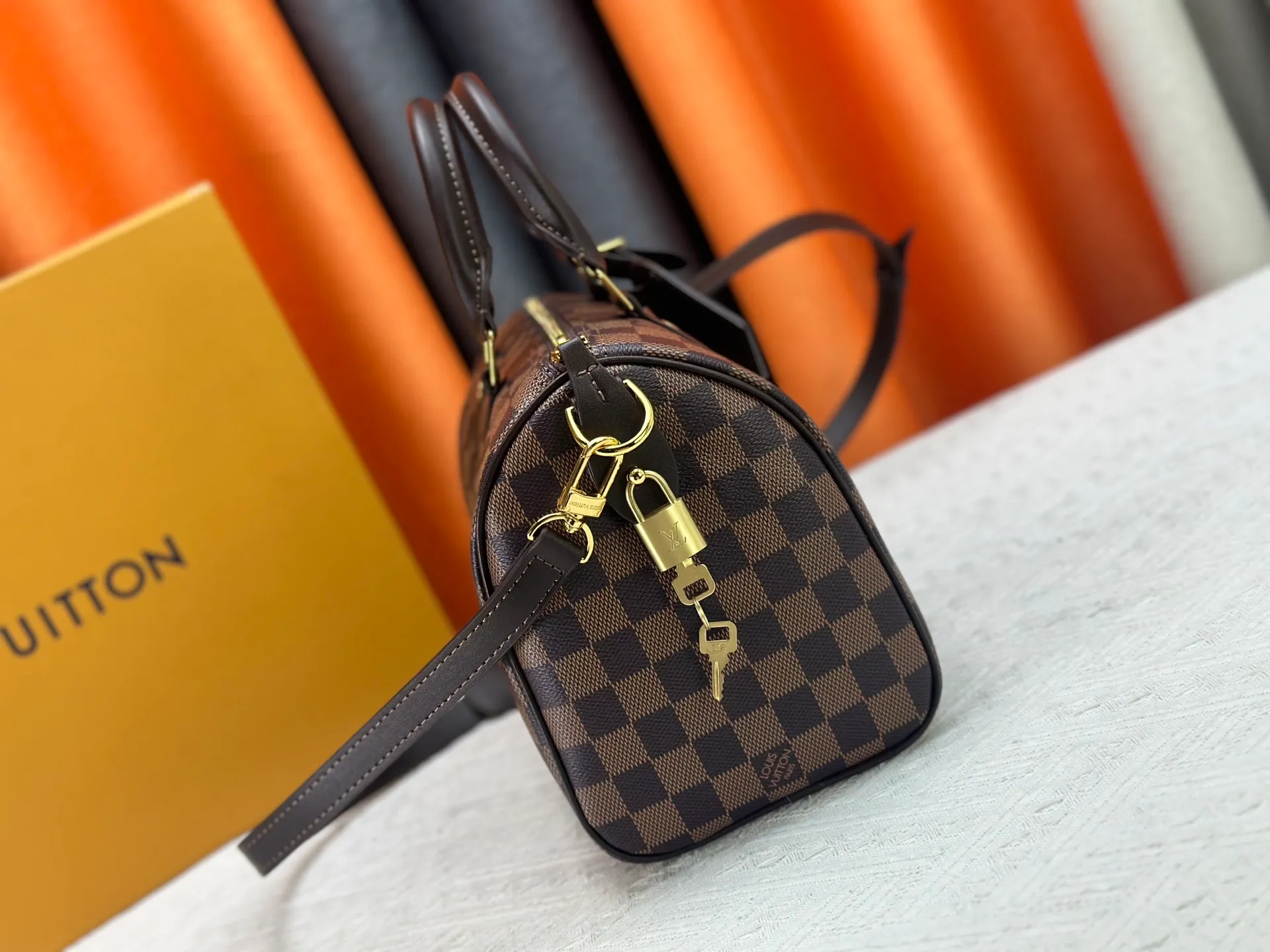 P300 upgrades the original M40772 M15278 M24441 M24424. This Speedy Bandoulière 25 Monogram Leather handbag is made of soft cow leather and uses the Monogram pattern to reproduce the elegant look and feel of the canvas print. Dazzling metal hardware, sheepskin lining and nameplate all reflect Creative Director Pharrell Williams' relentless attention to detail. 25 x 15 x 15 cm (length x height x width)