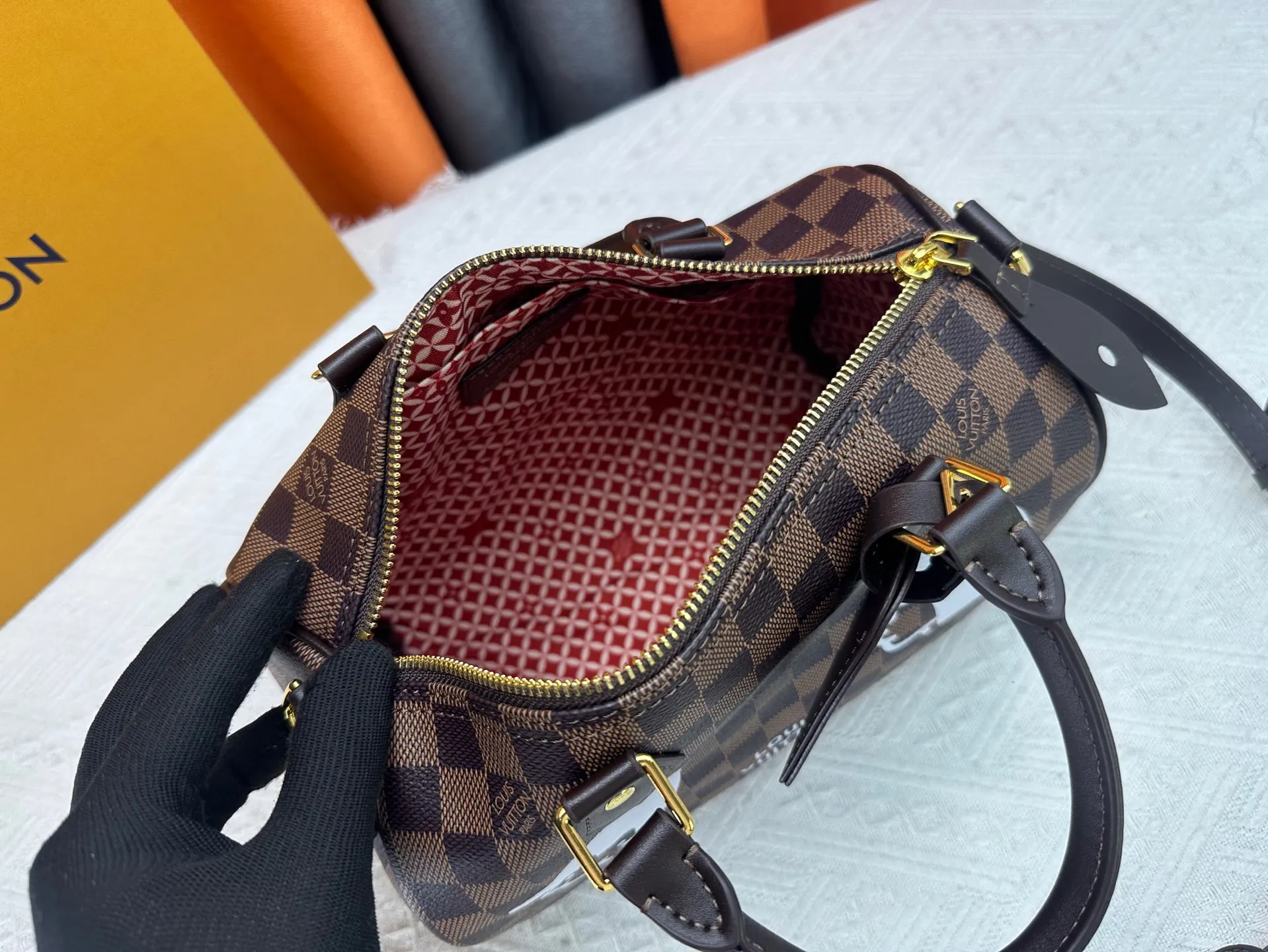 P300 upgrades the original M40772 M15278 M24441 M24424. This Speedy Bandoulière 25 Monogram Leather handbag is made of soft cow leather and uses the Monogram pattern to reproduce the elegant look and feel of the canvas print. Dazzling metal hardware, sheepskin lining and nameplate all reflect Creative Director Pharrell Williams' relentless attention to detail. 25 x 15 x 15 cm (length x height x width)