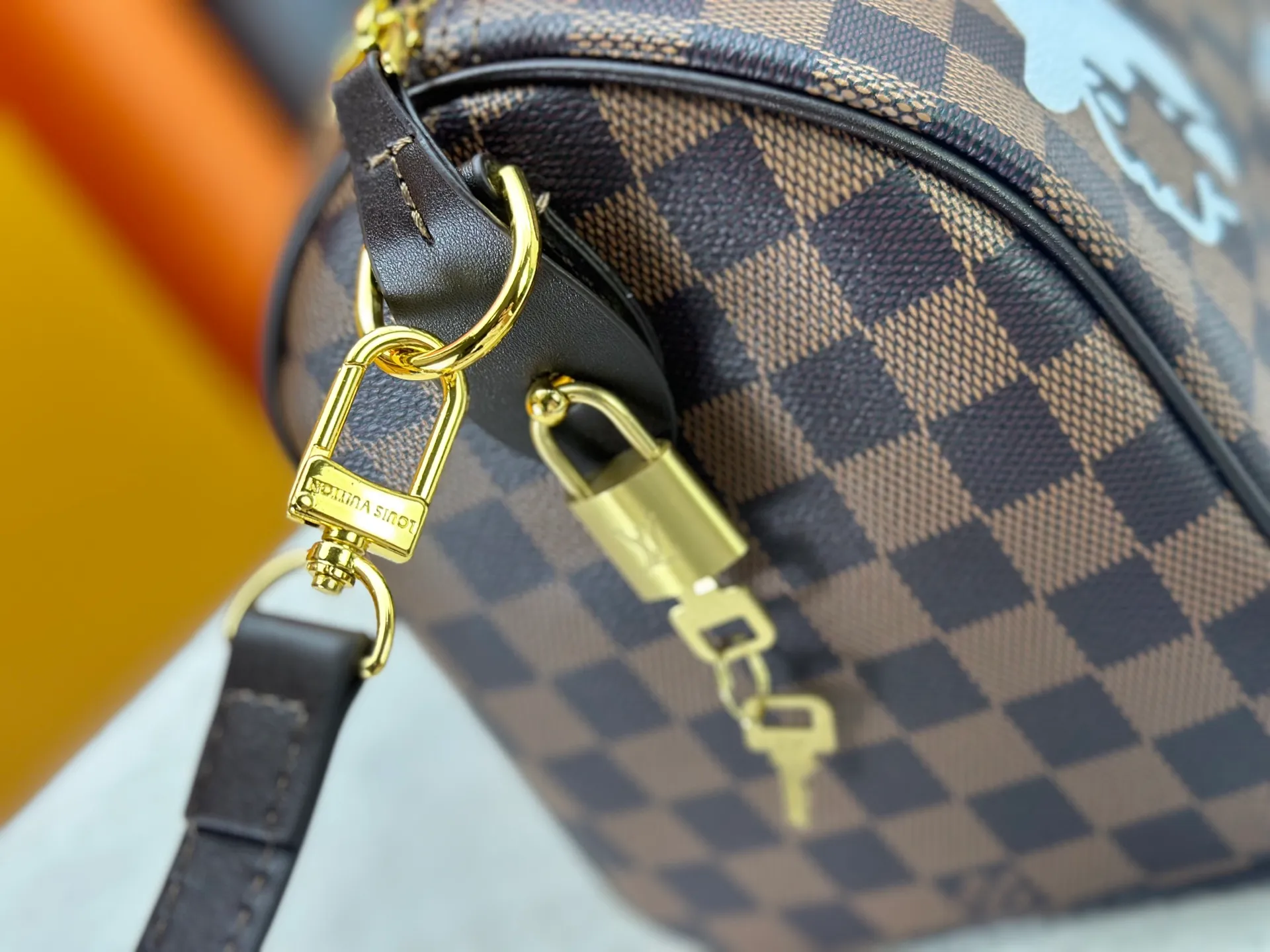 P300 upgrades the original M40772 M15278 M24441 M24424. This Speedy Bandoulière 25 Monogram Leather handbag is made of soft cow leather and uses the Monogram pattern to reproduce the elegant look and feel of the canvas print. Dazzling metal hardware, sheepskin lining and nameplate all reflect Creative Director Pharrell Williams' relentless attention to detail. 25 x 15 x 15 cm (length x height x width)