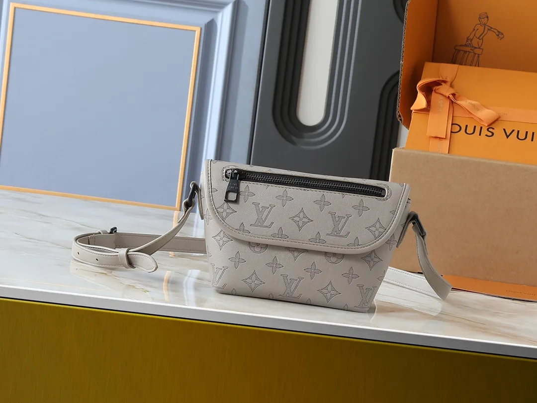 💰200💰Upgraded from the original M14116 M12681 M12806 M12636 This Pulse mini handbag is made of Monogram Eclipse coated canvas, conveying modern style with simple lines and sporty elements. Its compact construction houses the main compartment and a zipped pocket on the flap with a corded zipper pull. 16 x 5 x 22.5 cm (height x width x length)