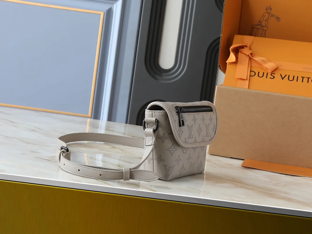 💰200💰Upgraded from the original M14116 M12681 M12806 M12636 This Pulse mini handbag is made of Monogram Eclipse coated canvas, conveying modern style with simple lines and sporty elements. Its compact construction houses the main compartment and a zipped pocket on the flap with a corded zipper pull. 16 x 5 x 22.5 cm (height x width x length)