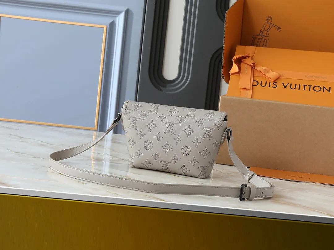 💰200💰Upgraded from the original M14116 M12681 M12806 M12636 This Pulse mini handbag is made of Monogram Eclipse coated canvas, conveying modern style with simple lines and sporty elements. Its compact construction houses the main compartment and a zipped pocket on the flap with a corded zipper pull. 16 x 5 x 22.5 cm (height x width x length)