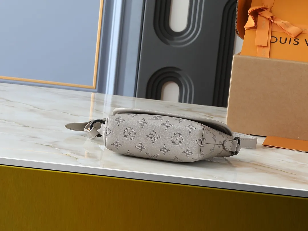 💰200💰Upgraded from the original M14116 M12681 M12806 M12636 This Pulse mini handbag is made of Monogram Eclipse coated canvas, conveying modern style with simple lines and sporty elements. Its compact construction houses the main compartment and a zipped pocket on the flap with a corded zipper pull. 16 x 5 x 22.5 cm (height x width x length)