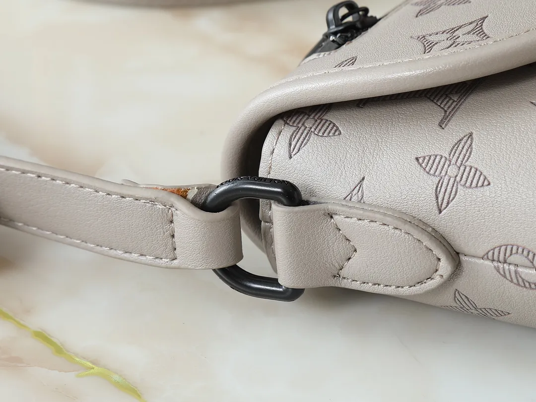 💰200💰Upgraded from the original M14116 M12681 M12806 M12636 This Pulse mini handbag is made of Monogram Eclipse coated canvas, conveying modern style with simple lines and sporty elements. Its compact construction houses the main compartment and a zipped pocket on the flap with a corded zipper pull. 16 x 5 x 22.5 cm (height x width x length)