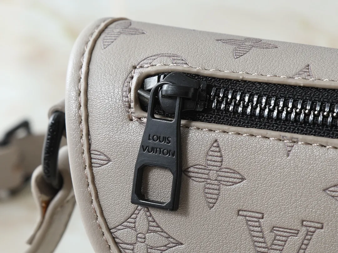 💰200💰Upgraded from the original M14116 M12681 M12806 M12636 This Pulse mini handbag is made of Monogram Eclipse coated canvas, conveying modern style with simple lines and sporty elements. Its compact construction houses the main compartment and a zipped pocket on the flap with a corded zipper pull. 16 x 5 x 22.5 cm (height x width x length)