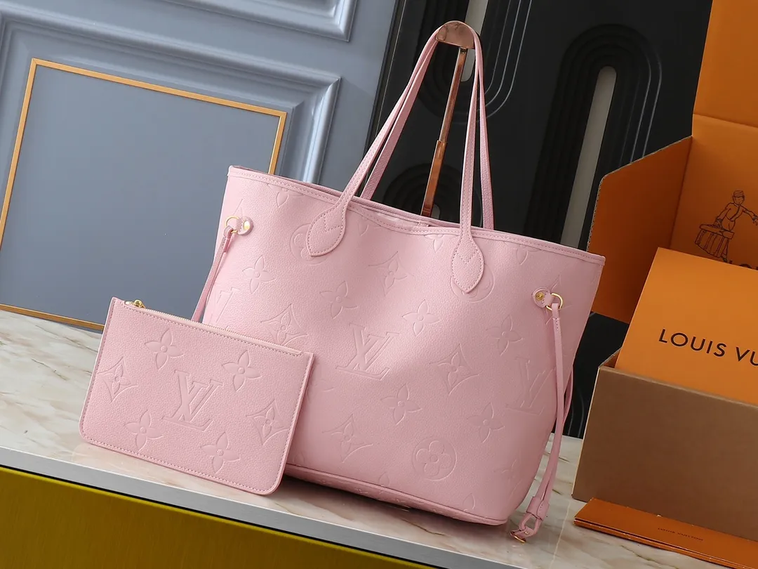 💰200💰Upgraded from the original M14210 M45686 M46649 M58907 M46329 M21579 M45685 M46676 M40995. This Neverfull medium handbag uses embossing and printing processes to depict the Monogram pattern on the cow leather. Tighten the side straps and the tote instantly transforms into an elegant urban handbag; the long handle makes it easy to carry over the shoulder or elbow. 31.0 x 28.0 x 14.0 cm (length x height x width)