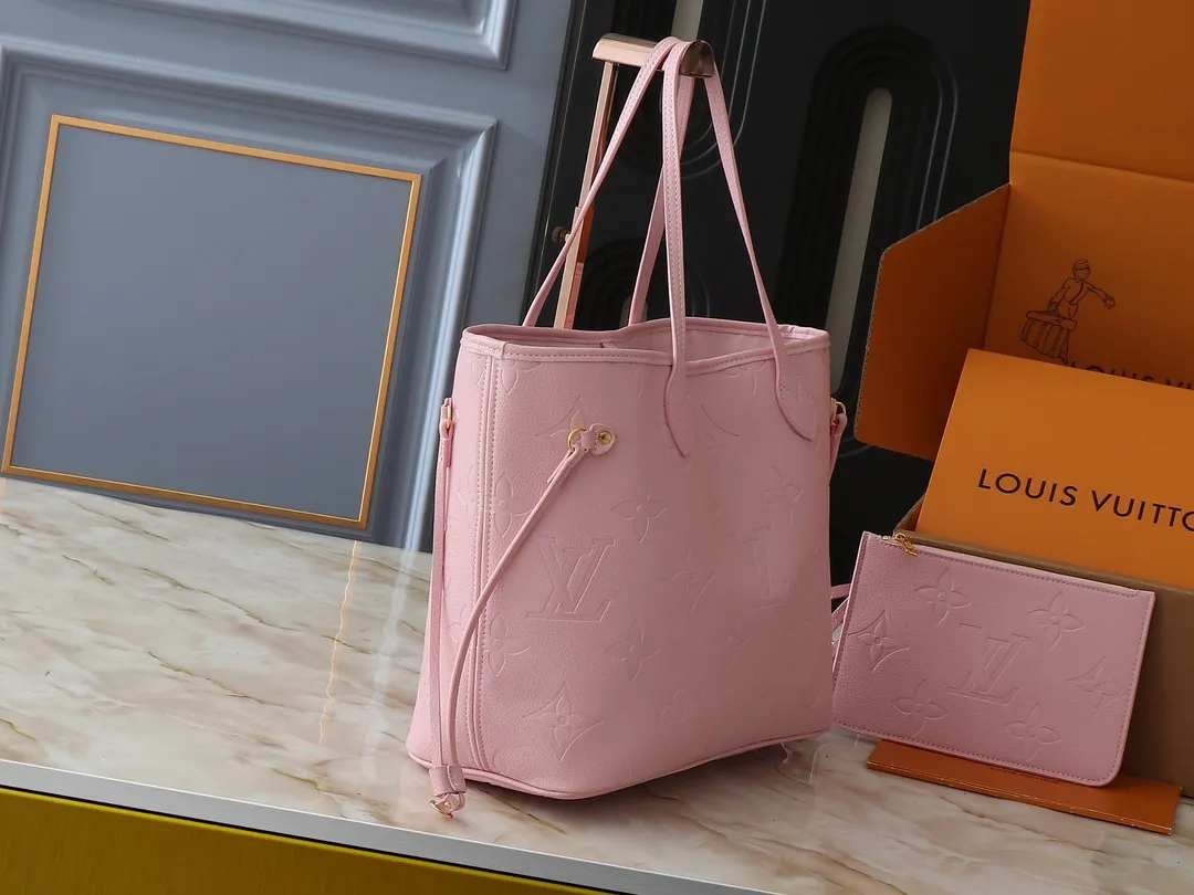 💰200💰Upgraded from the original M14210 M45686 M46649 M58907 M46329 M21579 M45685 M46676 M40995. This Neverfull medium handbag uses embossing and printing processes to depict the Monogram pattern on the cow leather. Tighten the side straps and the tote instantly transforms into an elegant urban handbag; the long handle makes it easy to carry over the shoulder or elbow. 31.0 x 28.0 x 14.0 cm (length x height x width)
