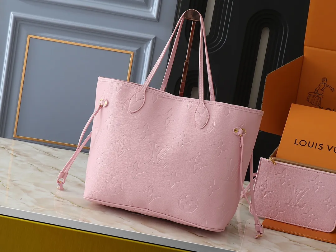 💰200💰Upgraded from the original M14210 M45686 M46649 M58907 M46329 M21579 M45685 M46676 M40995. This Neverfull medium handbag uses embossing and printing processes to depict the Monogram pattern on the cow leather. Tighten the side straps and the tote instantly transforms into an elegant urban handbag; the long handle makes it easy to carry over the shoulder or elbow. 31.0 x 28.0 x 14.0 cm (length x height x width)