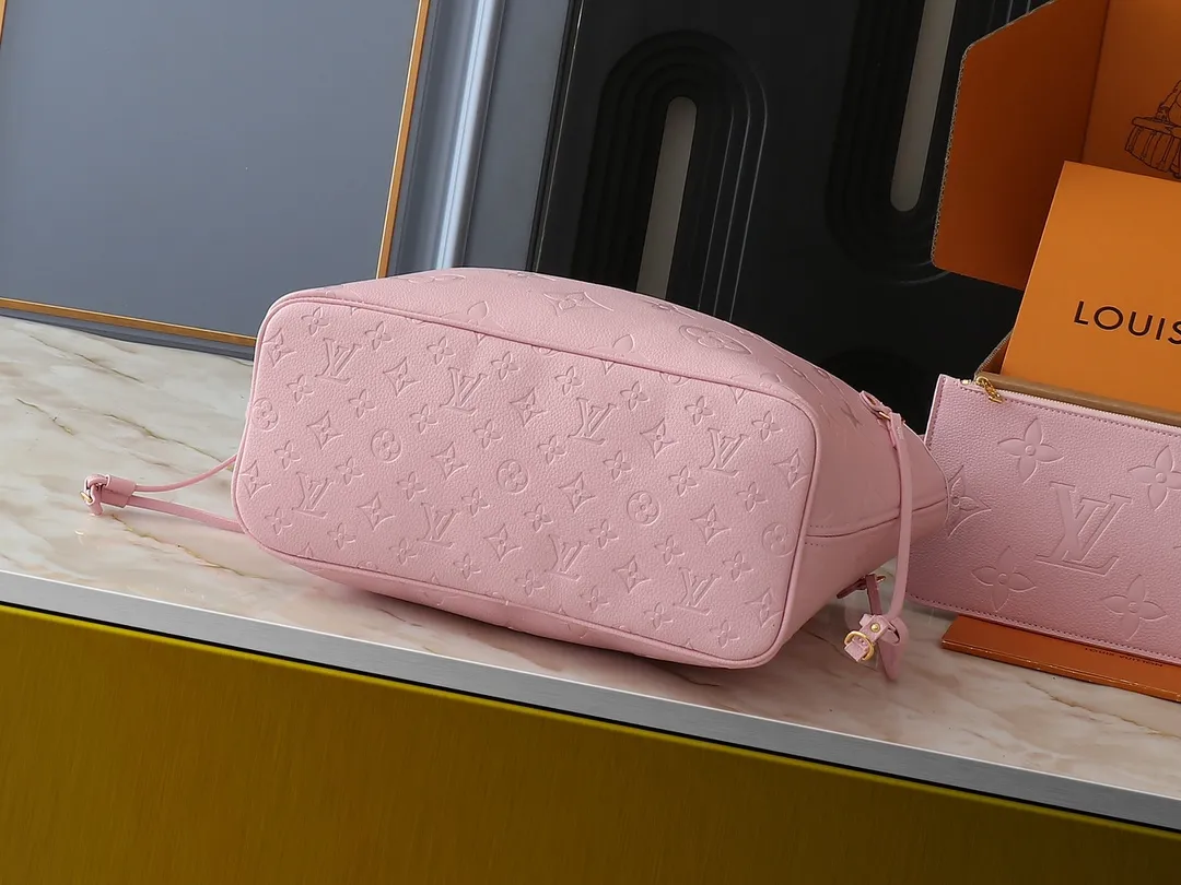 💰200💰Upgraded from the original M14210 M45686 M46649 M58907 M46329 M21579 M45685 M46676 M40995. This Neverfull medium handbag uses embossing and printing processes to depict the Monogram pattern on the cow leather. Tighten the side straps and the tote instantly transforms into an elegant urban handbag; the long handle makes it easy to carry over the shoulder or elbow. 31.0 x 28.0 x 14.0 cm (length x height x width)