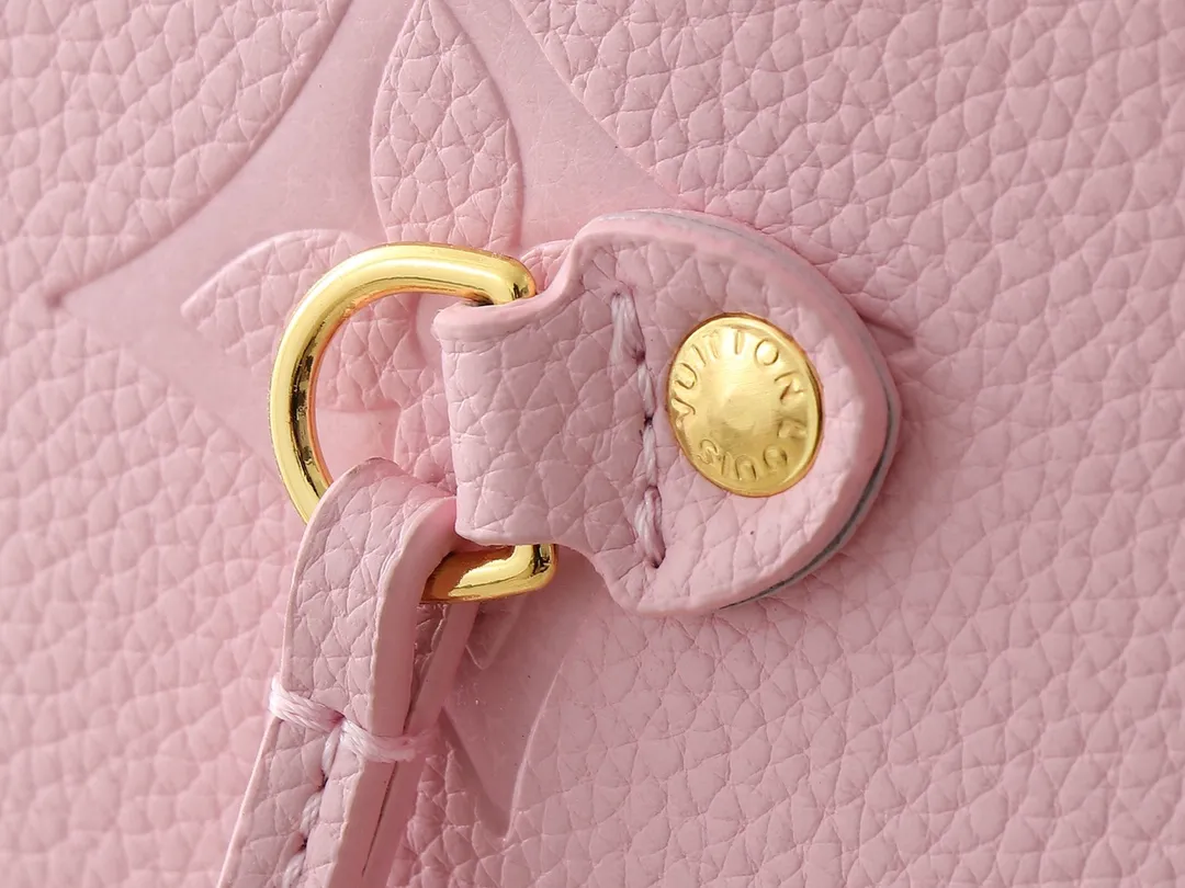 💰200💰Upgraded from the original M14210 M45686 M46649 M58907 M46329 M21579 M45685 M46676 M40995. This Neverfull medium handbag uses embossing and printing processes to depict the Monogram pattern on the cow leather. Tighten the side straps and the tote instantly transforms into an elegant urban handbag; the long handle makes it easy to carry over the shoulder or elbow. 31.0 x 28.0 x 14.0 cm (length x height x width)