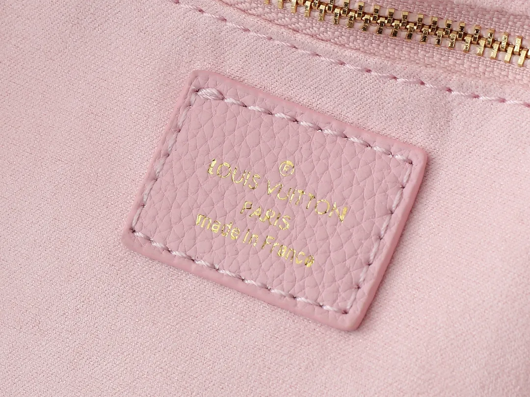 💰200💰Upgraded from the original M14210 M45686 M46649 M58907 M46329 M21579 M45685 M46676 M40995. This Neverfull medium handbag uses embossing and printing processes to depict the Monogram pattern on the cow leather. Tighten the side straps and the tote instantly transforms into an elegant urban handbag; the long handle makes it easy to carry over the shoulder or elbow. 31.0 x 28.0 x 14.0 cm (length x height x width)