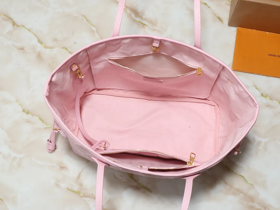 💰200💰Upgraded from the original M14210 M45686 M46649 M58907 M46329 M21579 M45685 M46676 M40995. This Neverfull medium handbag uses embossing and printing processes to depict the Monogram pattern on the cow leather. Tighten the side straps and the tote instantly transforms into an elegant urban handbag; the long handle makes it easy to carry over the shoulder or elbow. 31.0 x 28.0 x 14.0 cm (length x height x width)
