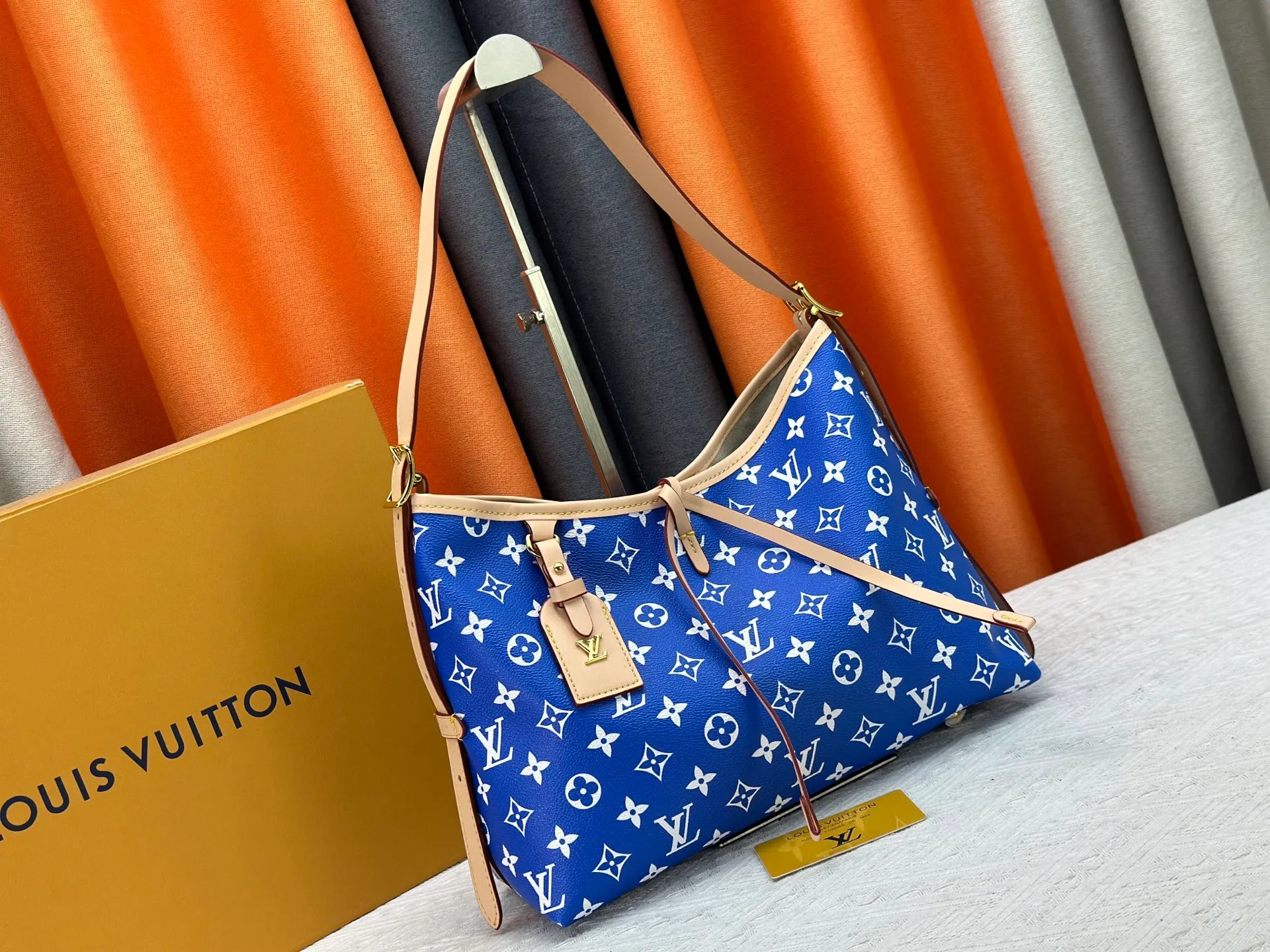 P280 upgraded original M24861 M25143 M46203 M46197 Colorful, legendary CarryAll medium handbag, with Monogram canvas and leather trimming to create a body-fitting design. There's a zipped pocket inside the ample space, and a detachable zipped clutch adds a functional element, with a buckle-adjustable handle. Small size: 29 x 24 x 12 cm,