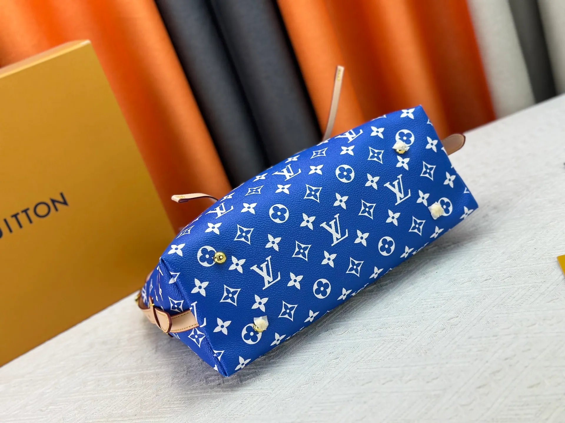 P280 upgraded original M24861 M25143 M46203 M46197 Colorful, legendary CarryAll medium handbag, with Monogram canvas and leather trimming to create a body-fitting design. There's a zipped pocket inside the ample space, and a detachable zipped clutch adds a functional element, with a buckle-adjustable handle. Small size: 29 x 24 x 12 cm,