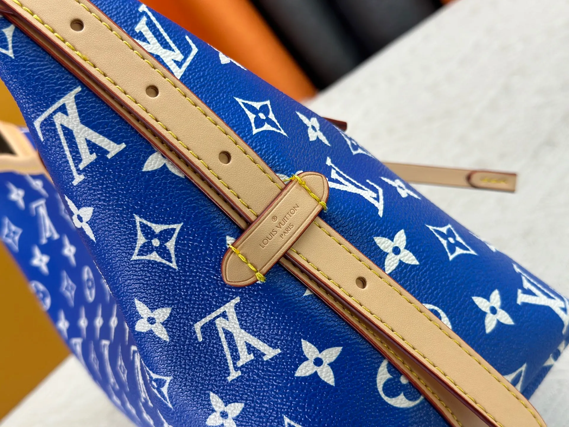 P280 upgraded original M24861 M25143 M46203 M46197 Colorful, legendary CarryAll medium handbag, with Monogram canvas and leather trimming to create a body-fitting design. There's a zipped pocket inside the ample space, and a detachable zipped clutch adds a functional element, with a buckle-adjustable handle. Small size: 29 x 24 x 12 cm,